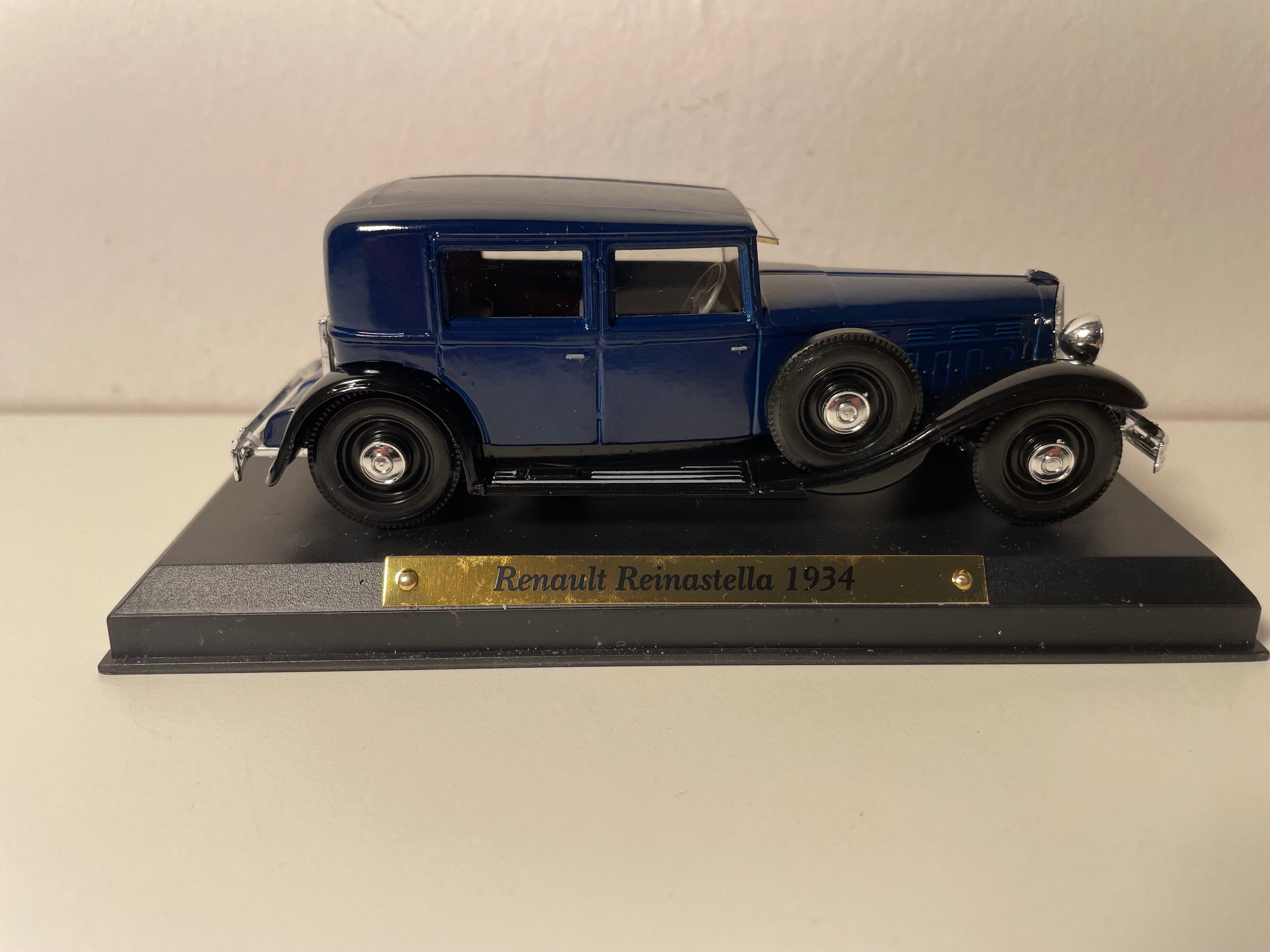 Renault Réinastella blu del 1934 (collezione Auto eccezionali)