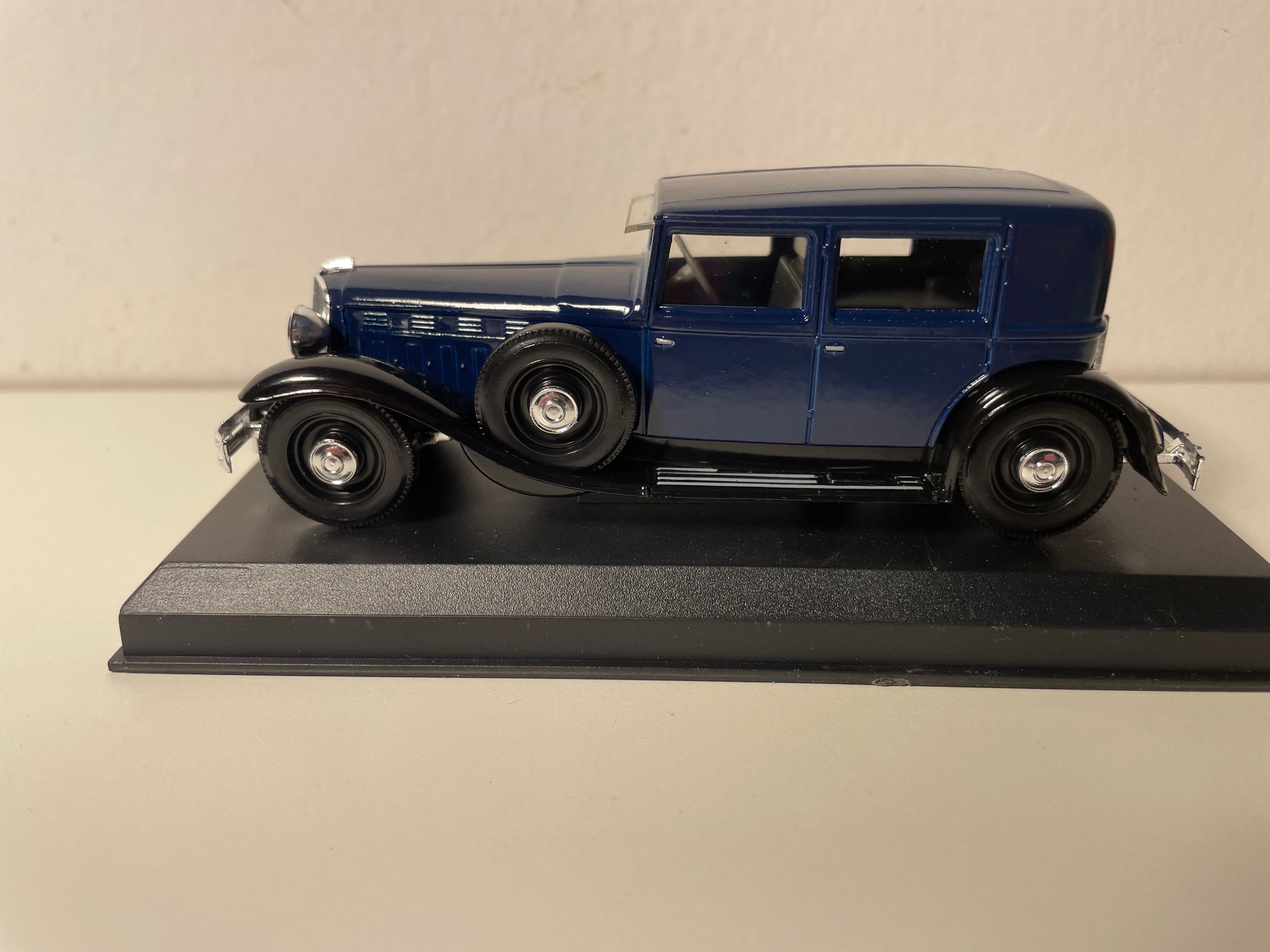 Renault Réinastella blu del 1934 (collezione Auto eccezionali)