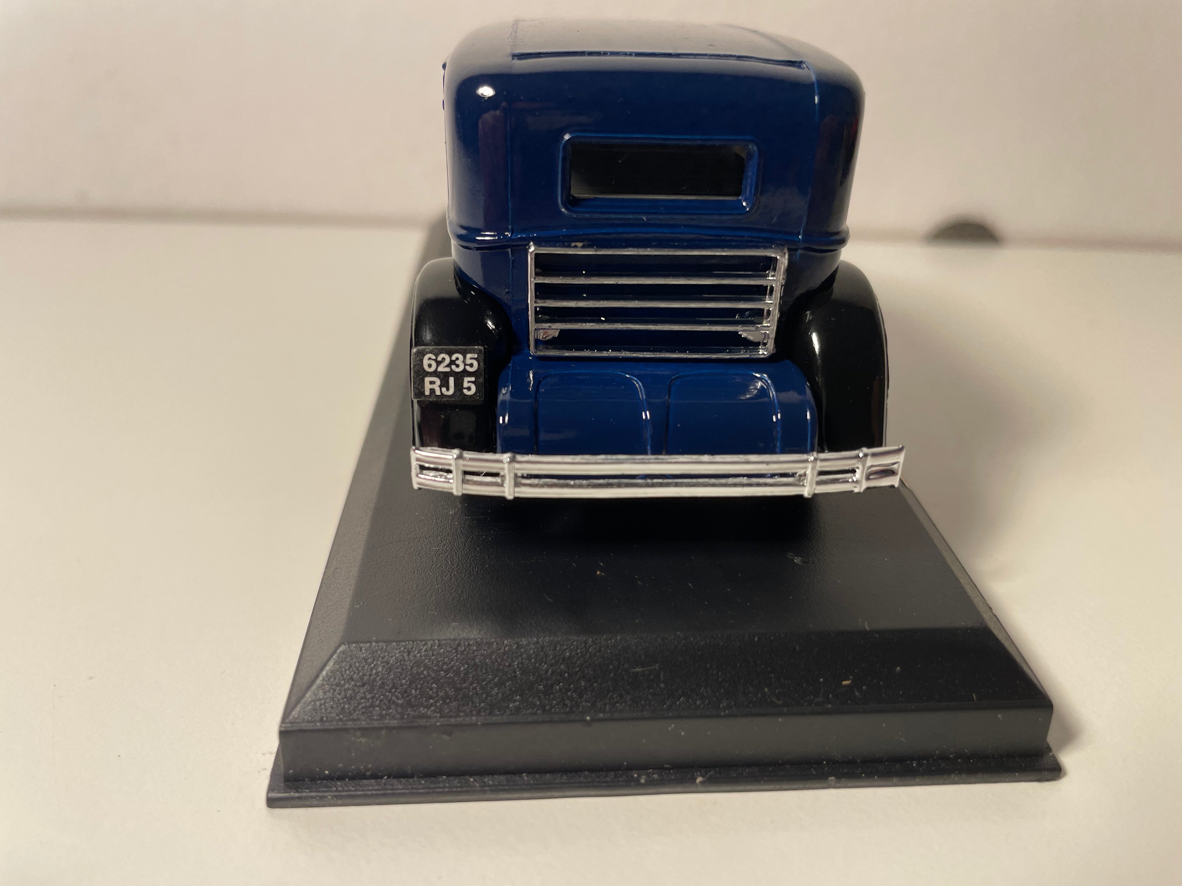 Renault Réinastella blu del 1934 (collezione Auto eccezionali)