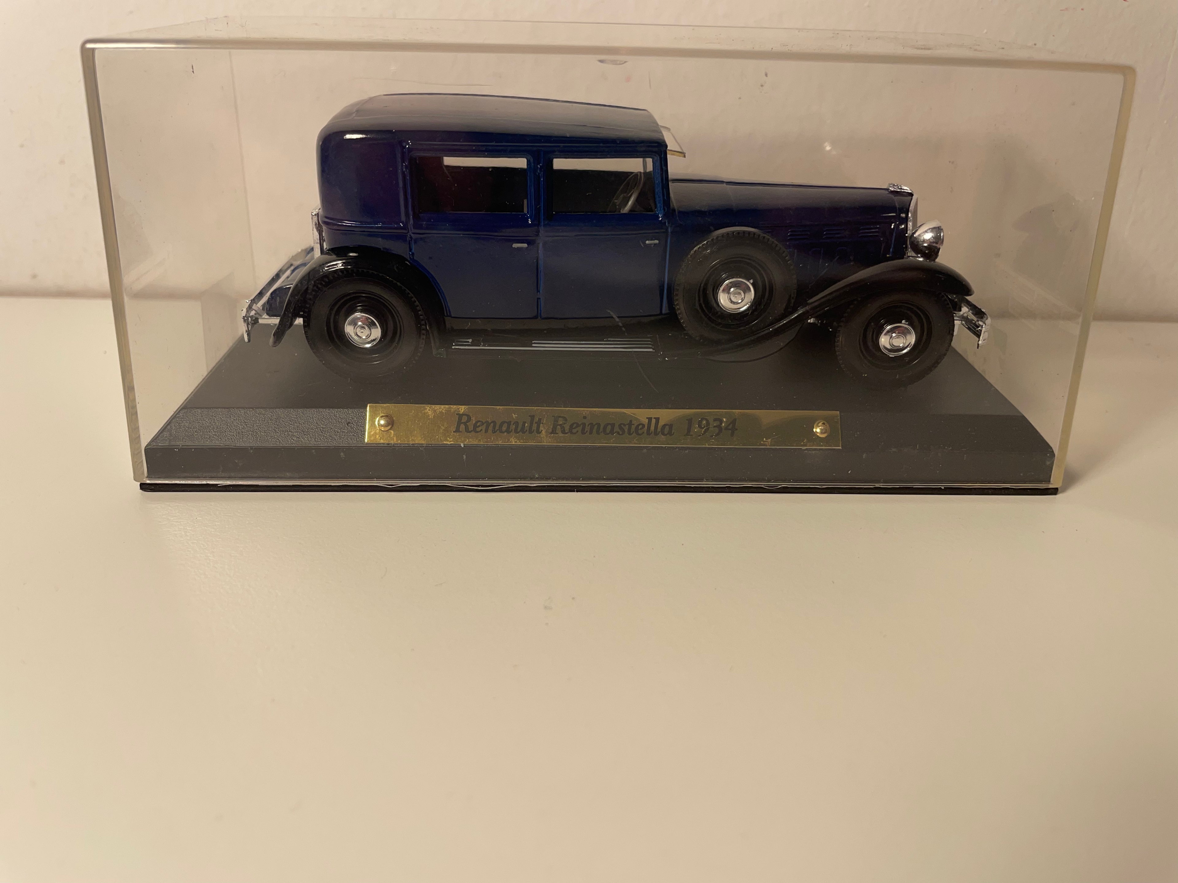 Renault Réinastella blu del 1934 (collezione Auto eccezionali)