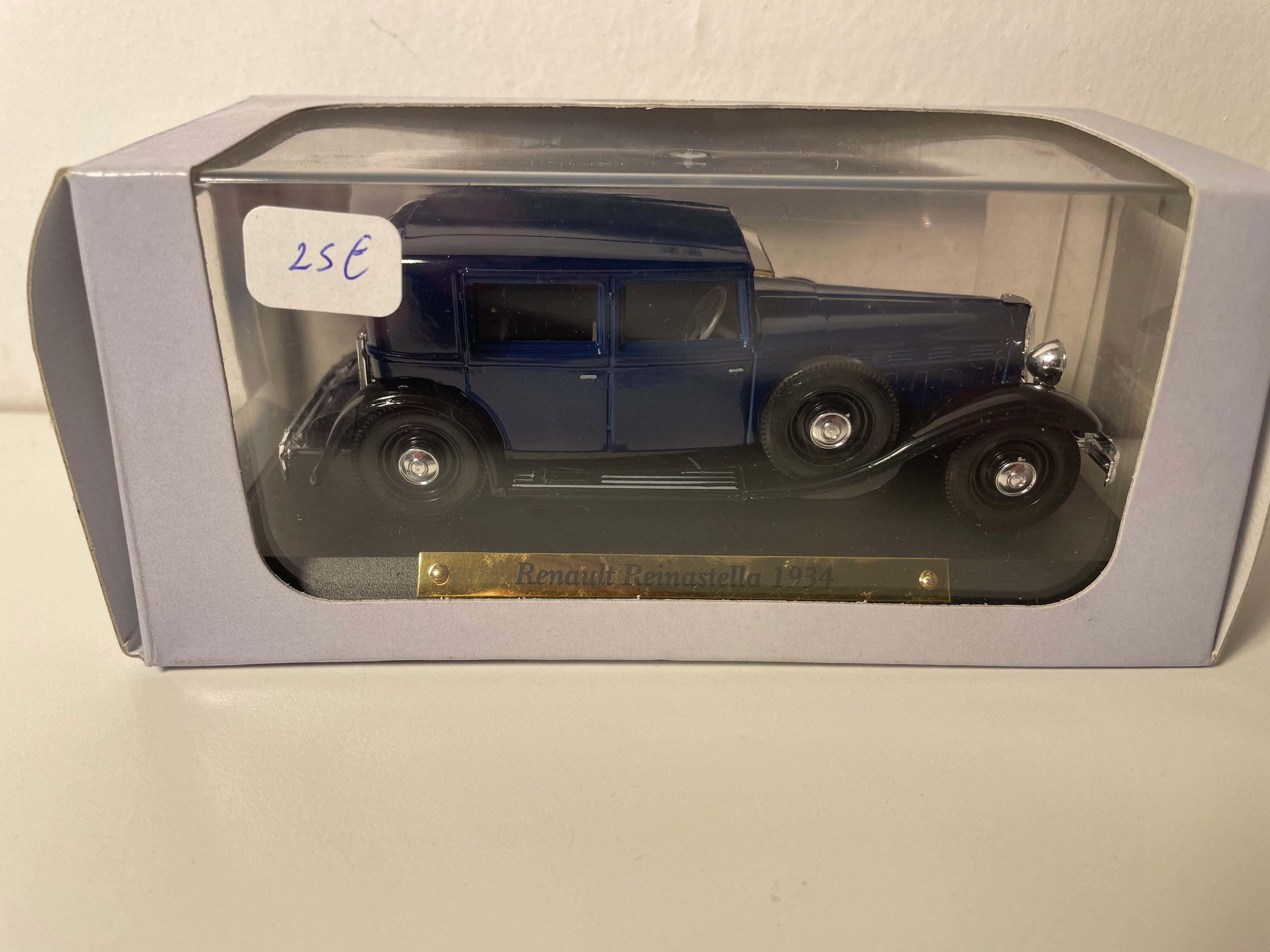 Renault Réinastella bleue de 1934 (collection Voitures d'exception)