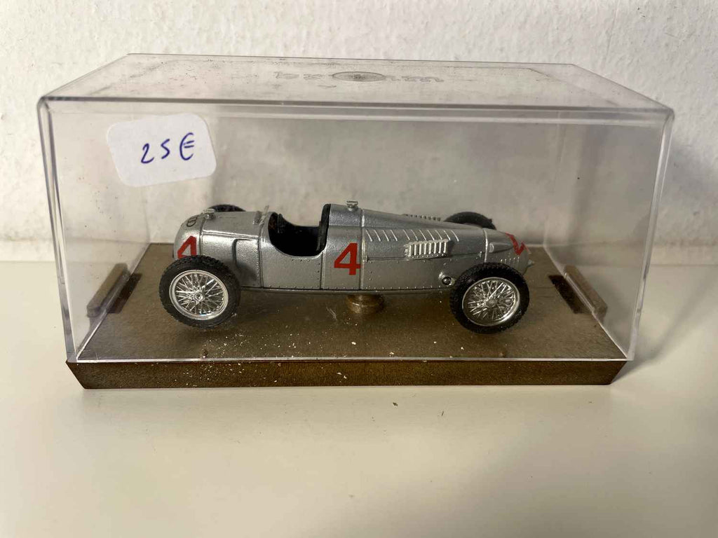 Auto Union Tipo C HP 520 z 1936 r., szary numer 4 - samochód wyścigowy (Brumm R38)