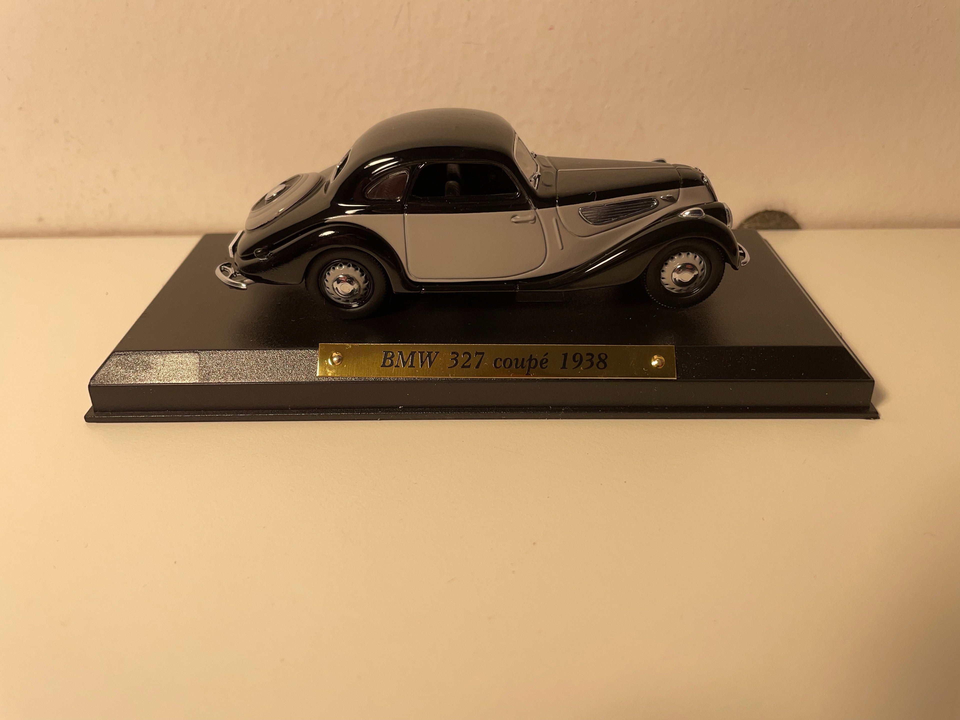 BMW 327 coupé nera e grigia del 1938