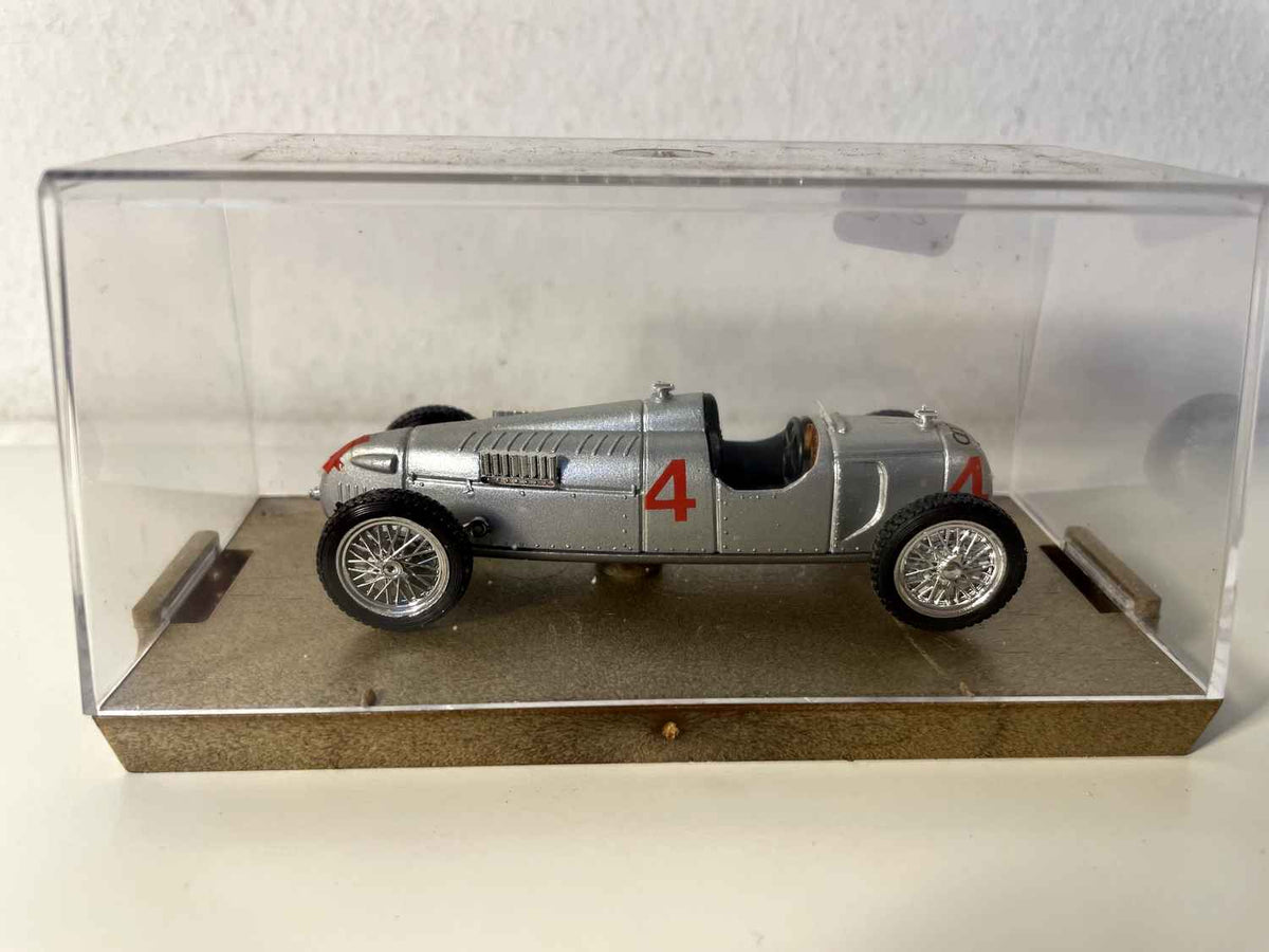 Auto Union Tipo C HP 520 z 1936 r., szary numer 4 - samochód wyścigowy (Brumm R38)