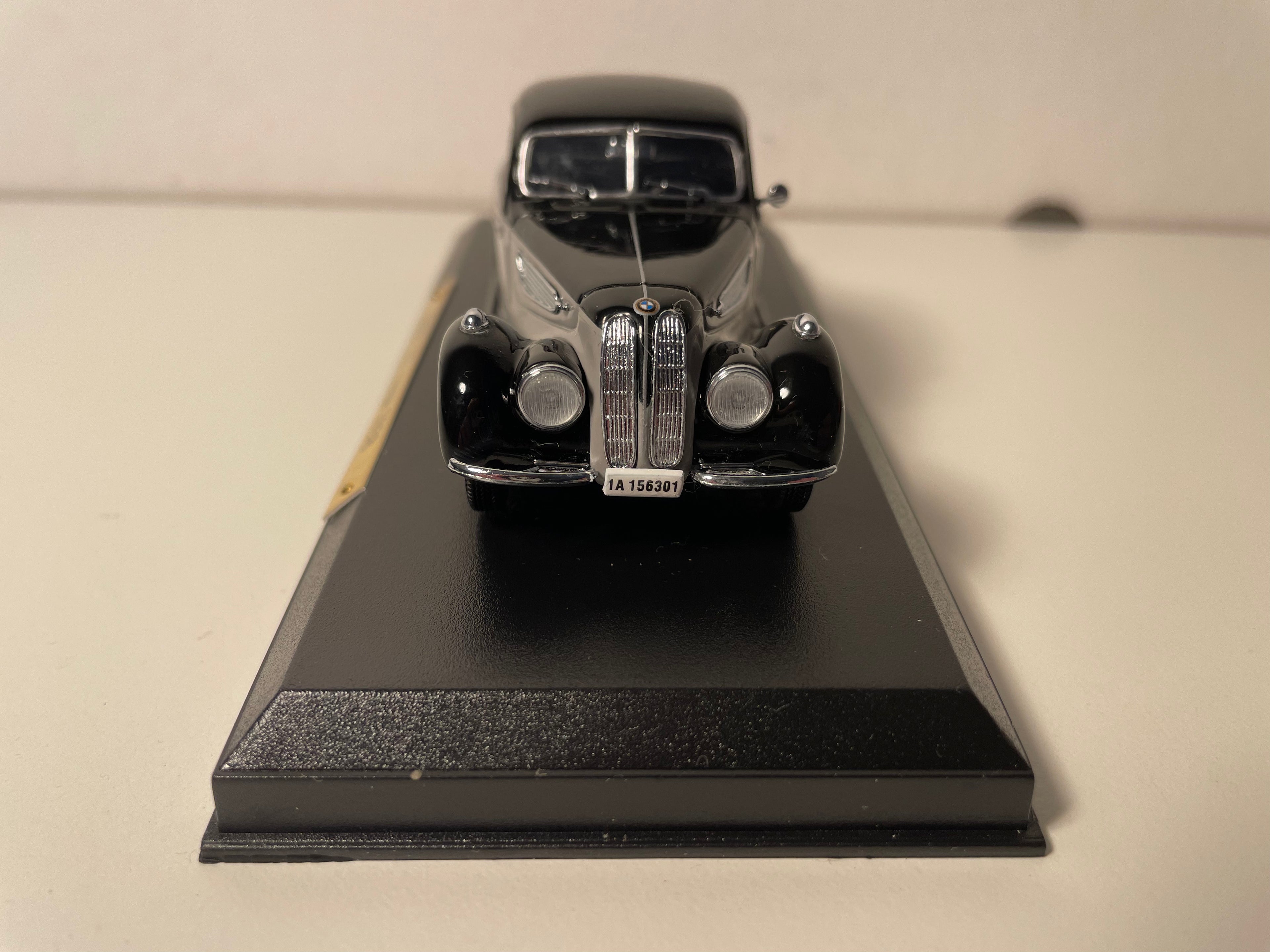 BMW 327 coupé nera e grigia del 1938