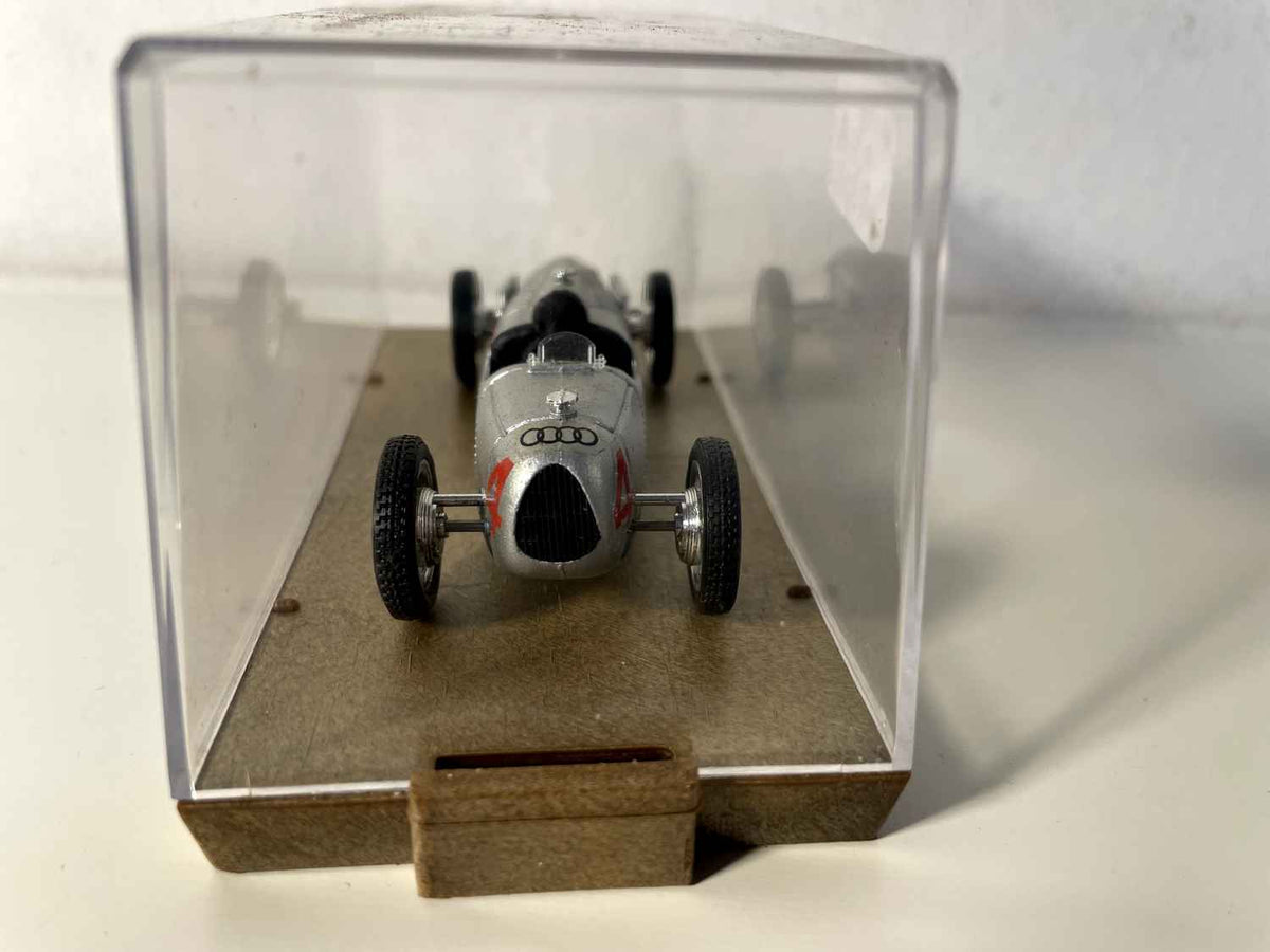 Auto Union Tipo C HP 520 z 1936 r., szary numer 4 - samochód wyścigowy (Brumm R38)