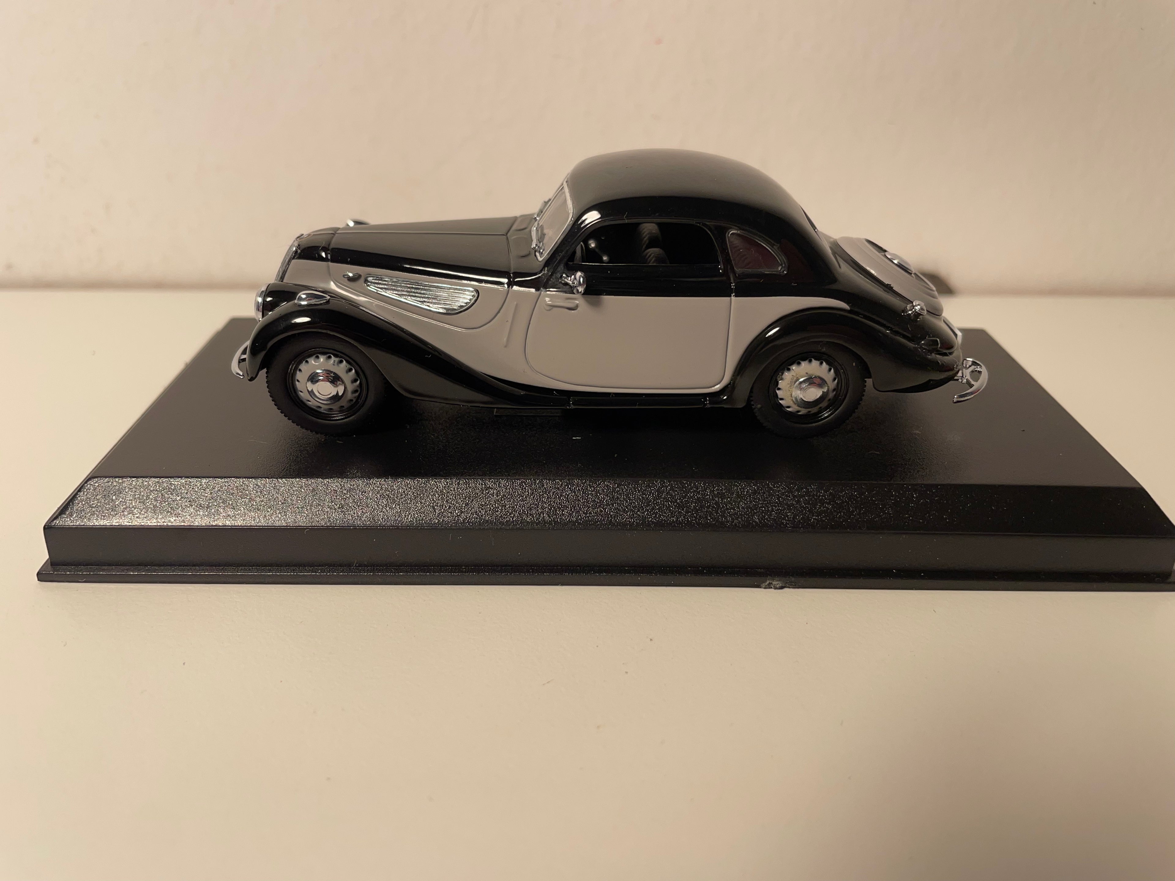 BMW 327 coupé nera e grigia del 1938