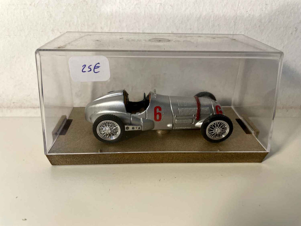 Mercedes W 125 HP 646 uit 1937 grijs nummer 6 - racewagen (Brumm R70)