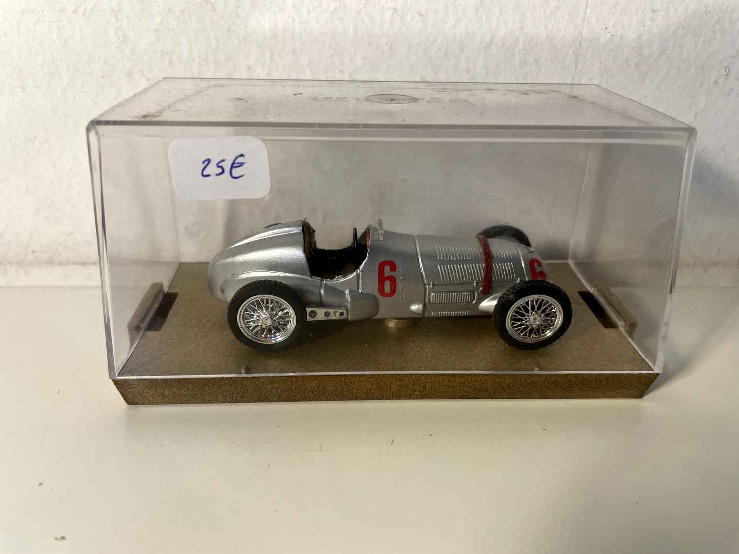 Mercedes W 125 HP 646 uit 1937 grijs nummer 6 - racewagen (Brumm R70)