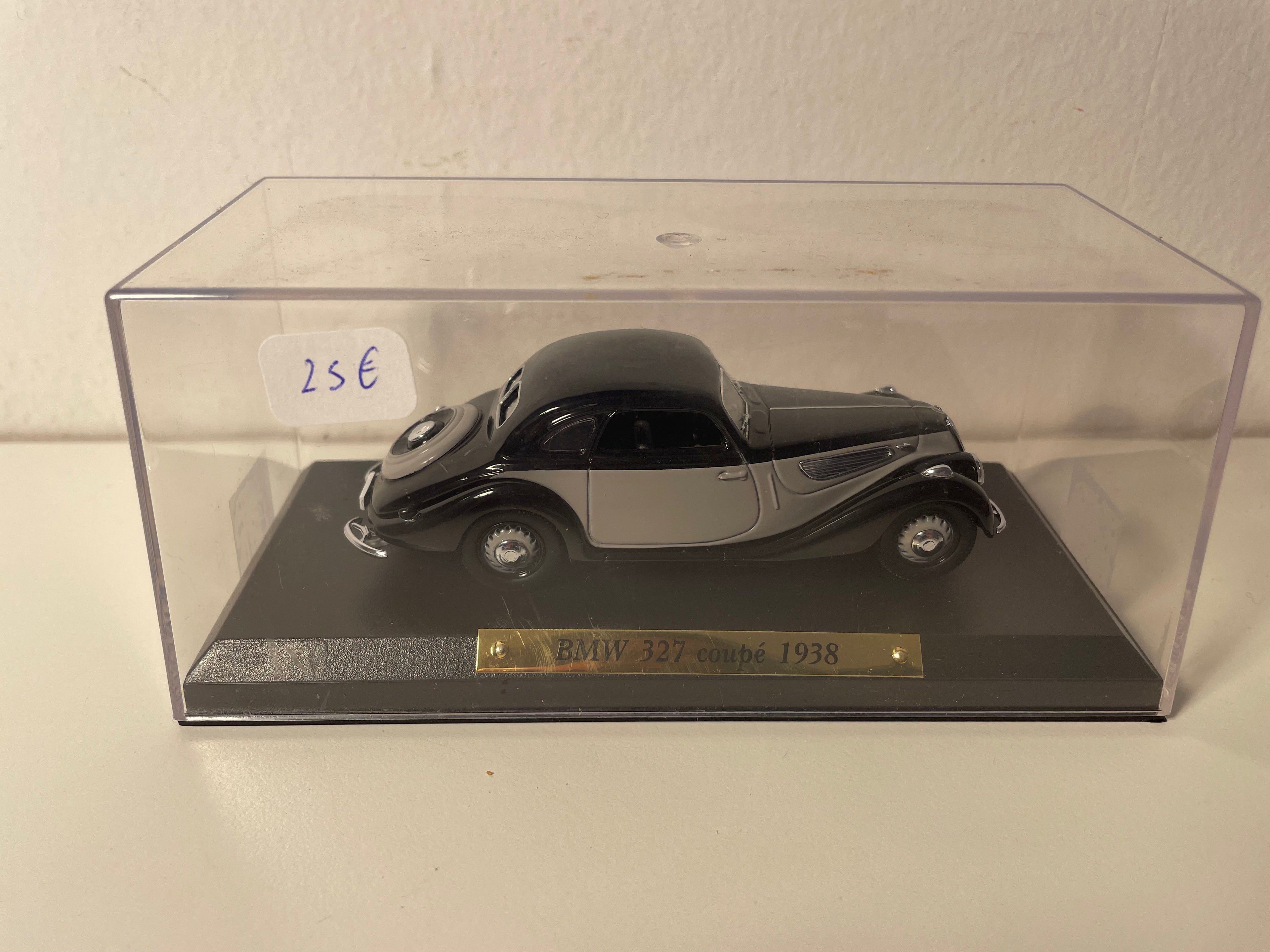 BMW 327 coupé nera e grigia del 1938