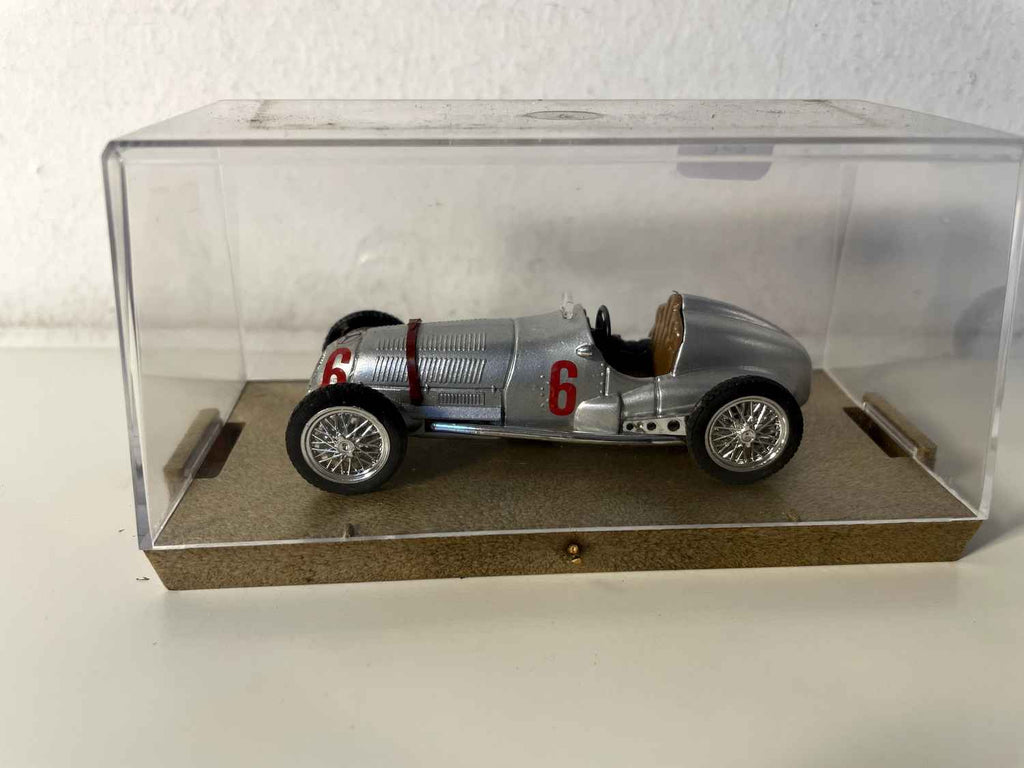 Mercedes W 125 HP 646 uit 1937 grijs nummer 6 - racewagen (Brumm R70)