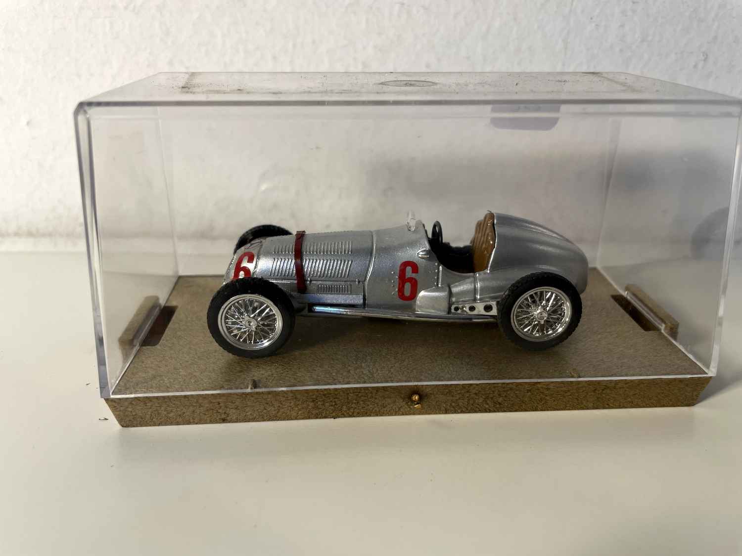 Mercedes W 125 HP 646 uit 1937 grijs nummer 6 - racewagen (Brumm R70)