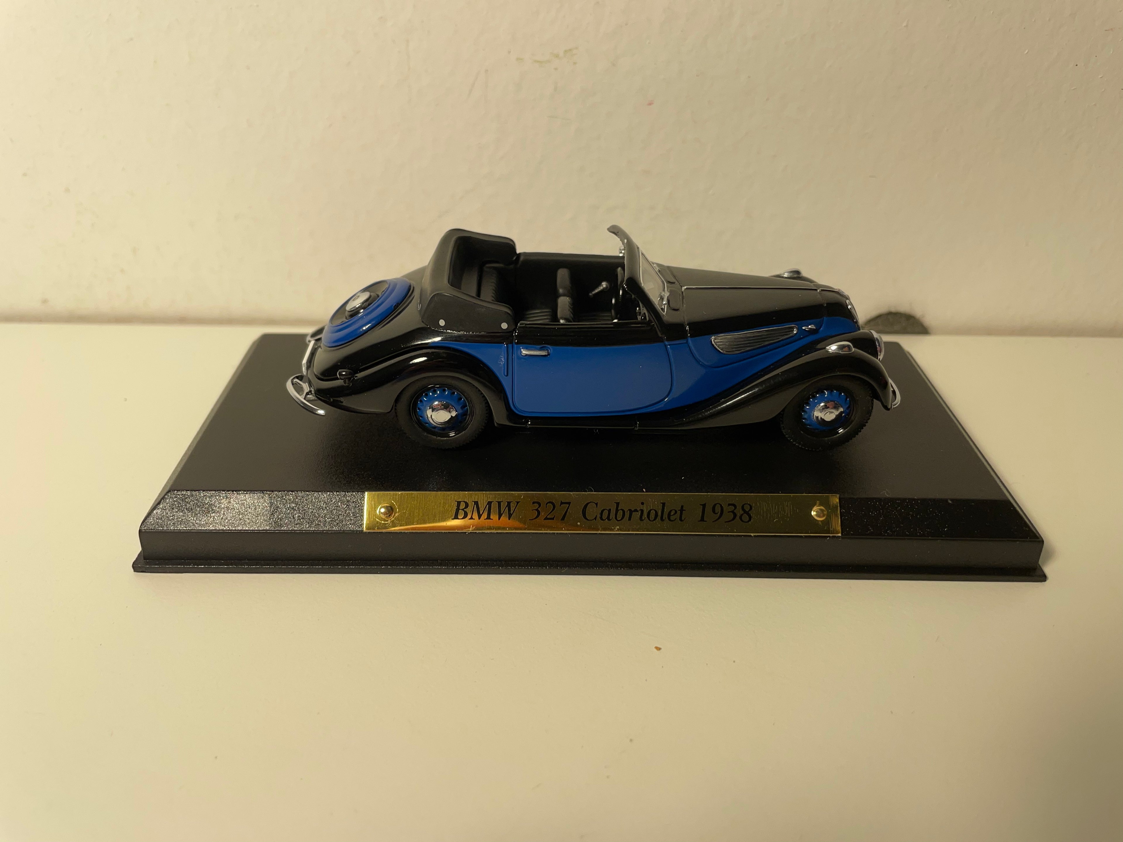 BMW 327 cabriolet blu e nera del 1938 (collezione Auto eccezionali)