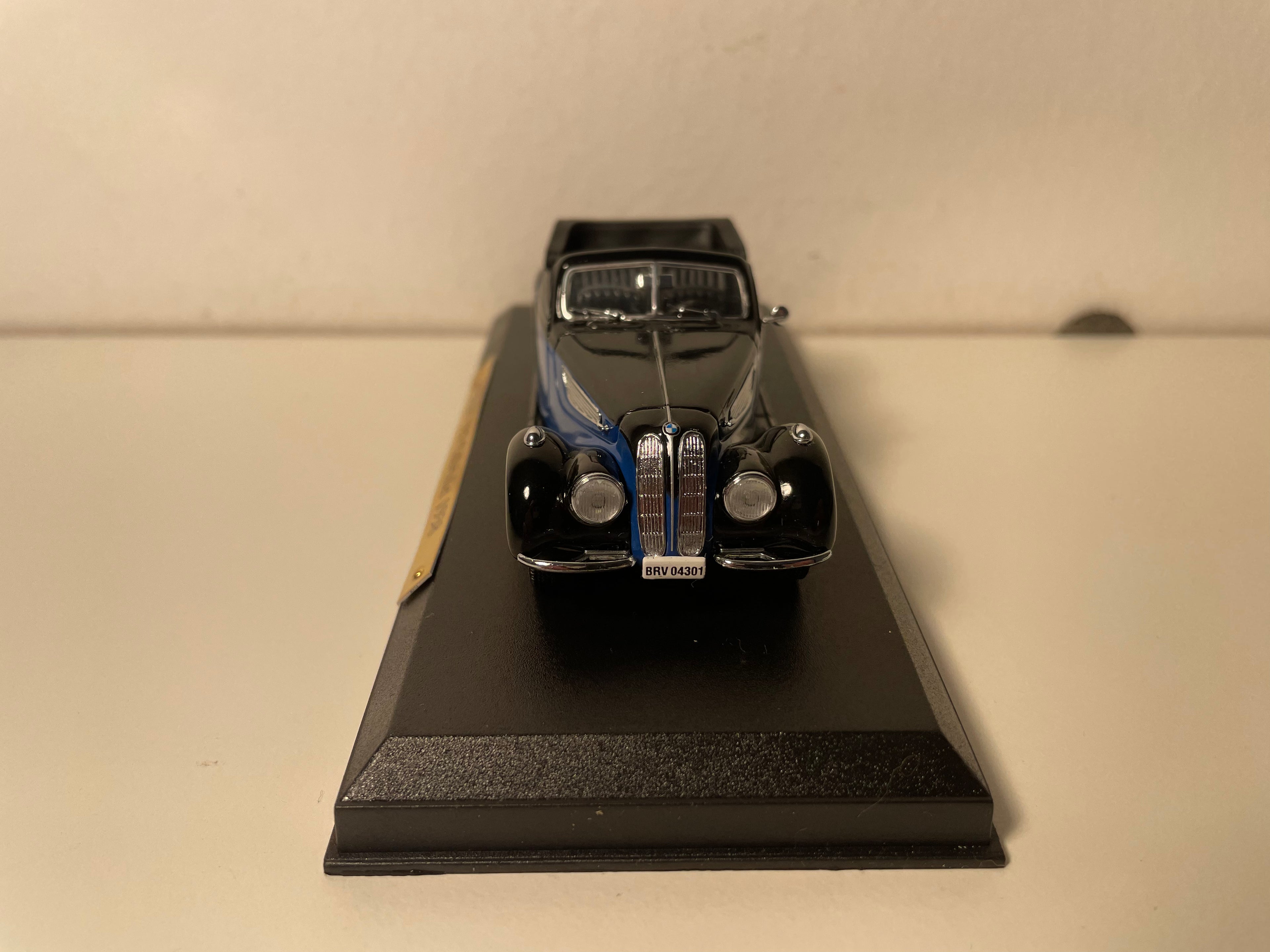 BMW 327 cabriolet blu e nera del 1938 (collezione Auto eccezionali)