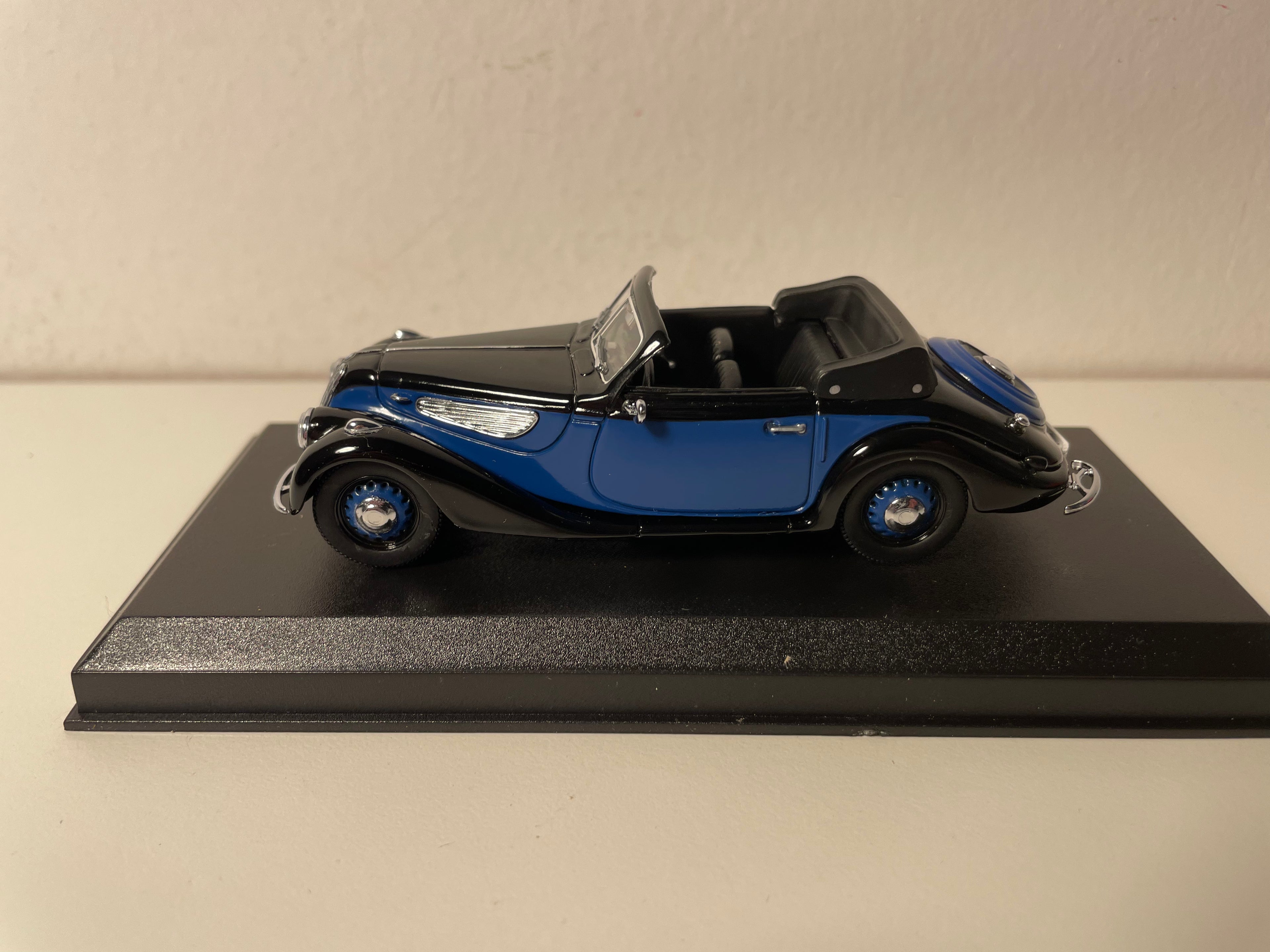BMW 327 cabriolet blu e nera del 1938 (collezione Auto eccezionali)