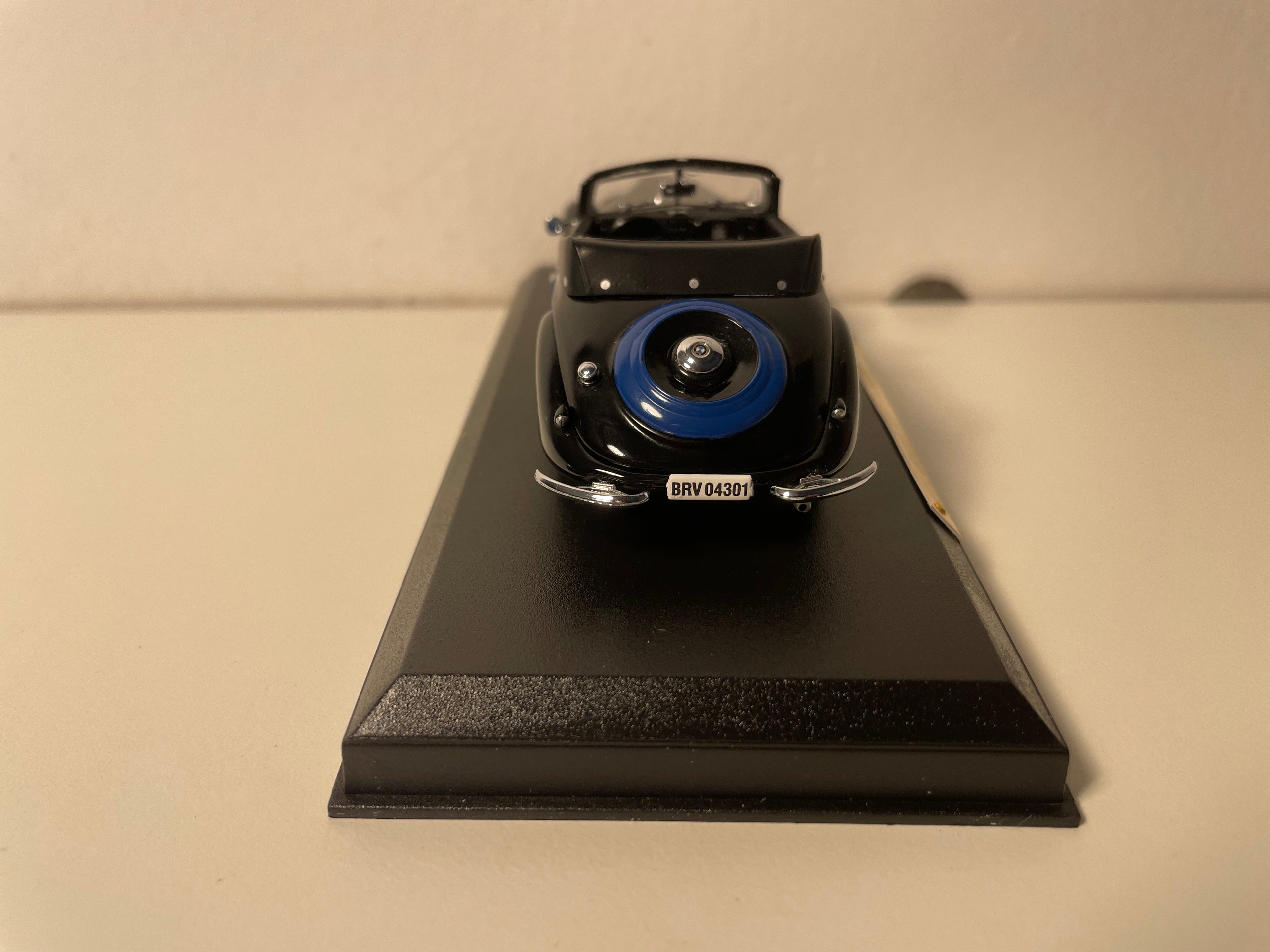 BMW 327 cabriolet blu e nera del 1938 (collezione Auto eccezionali)