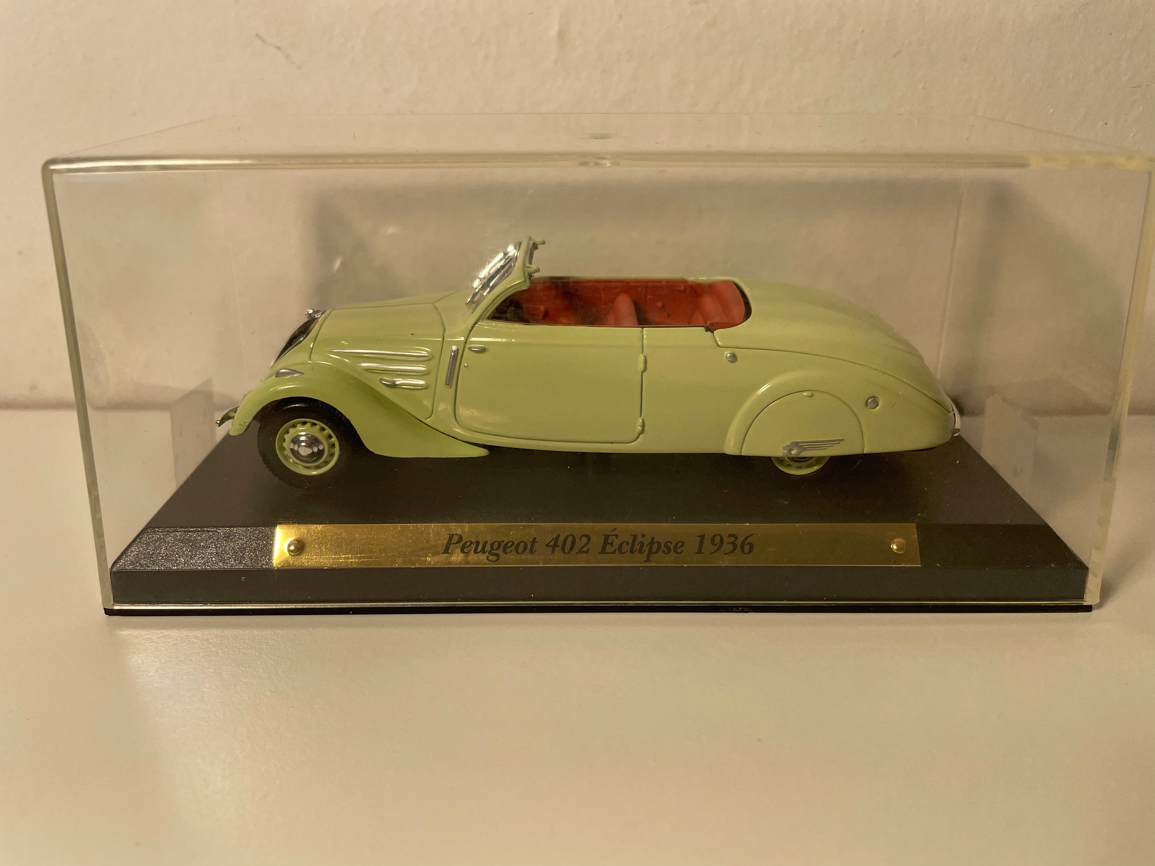 Peugeot 402 Eclipse verte pâle? de 1936 (collection Voitures d'exception)