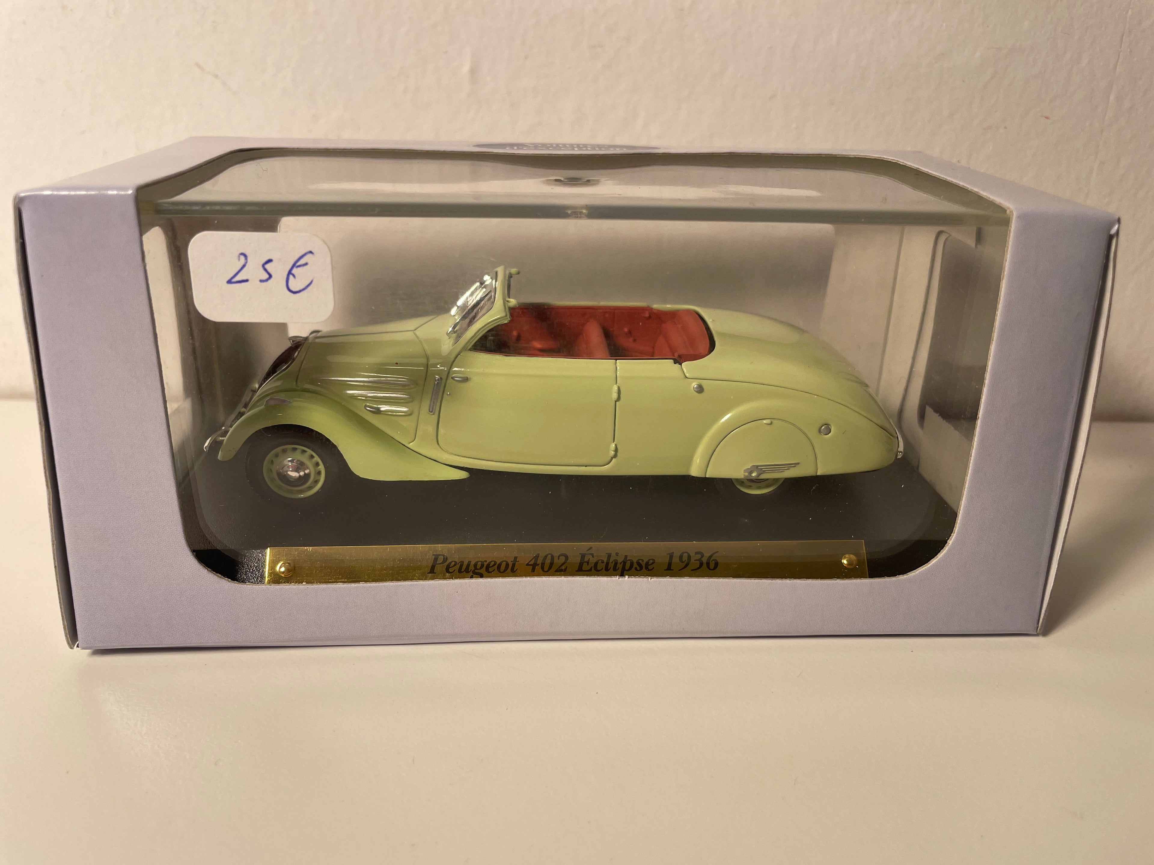 Peugeot 402 Eclipse verte pâle? de 1936 (collection Voitures d'exception)