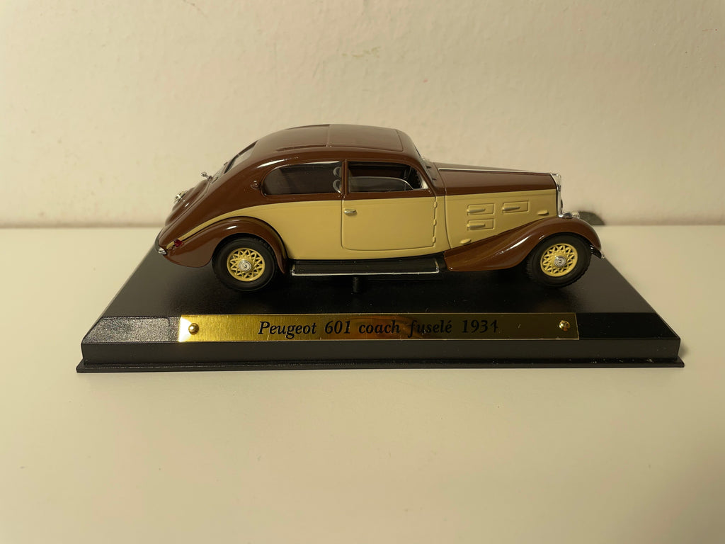Peugeot 601 coach fuselé marron et marron de 1931 (collection Voitures d'exception)