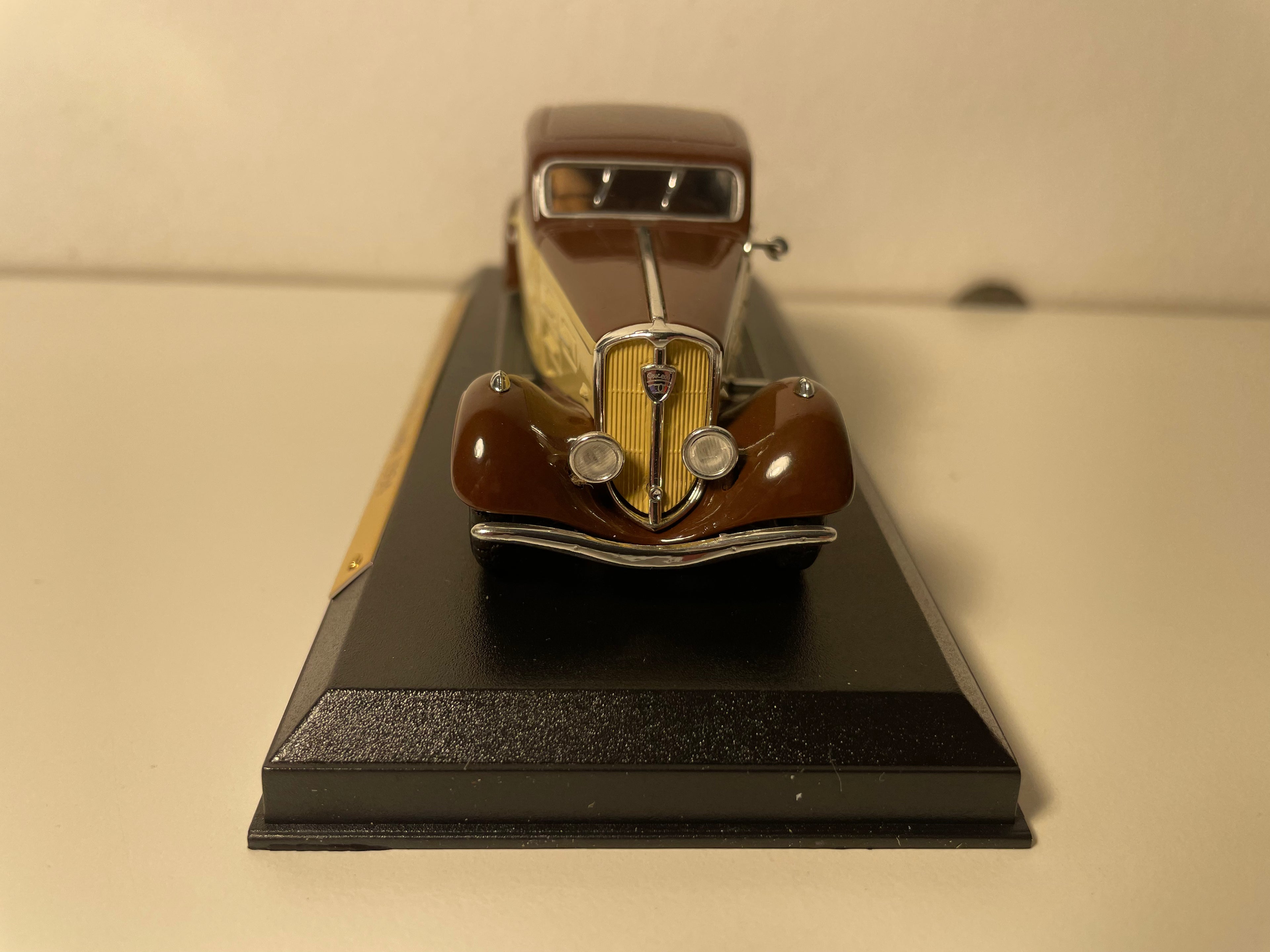 Peugeot 601 coach fuselé marron et marron de 1931 (collection Voitures d'exception)
