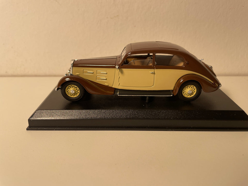 Peugeot 601 coach fuselé marron et marron de 1931 (collection Voitures d'exception)