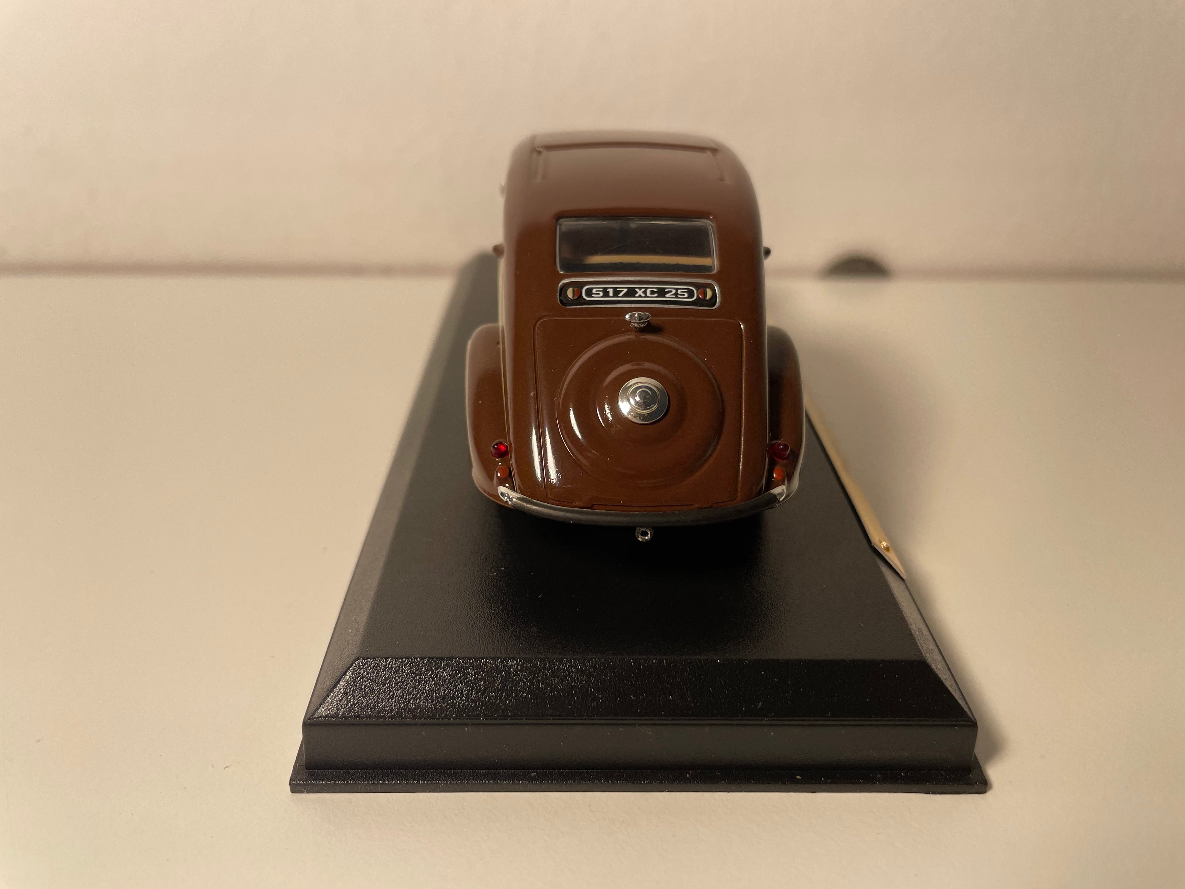 Peugeot 601 coach fuselé marron et marron de 1931 (collection Voitures d'exception)