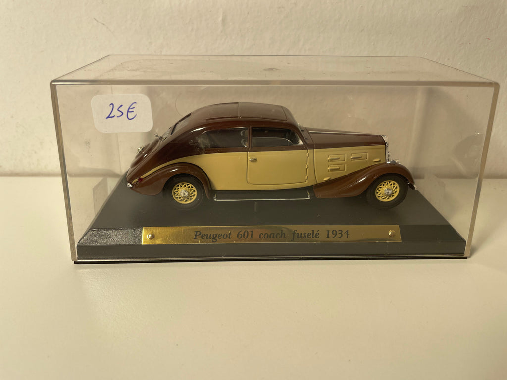 Peugeot 601 coach fuselé marron et marron de 1931 (collection Voitures d'exception)
