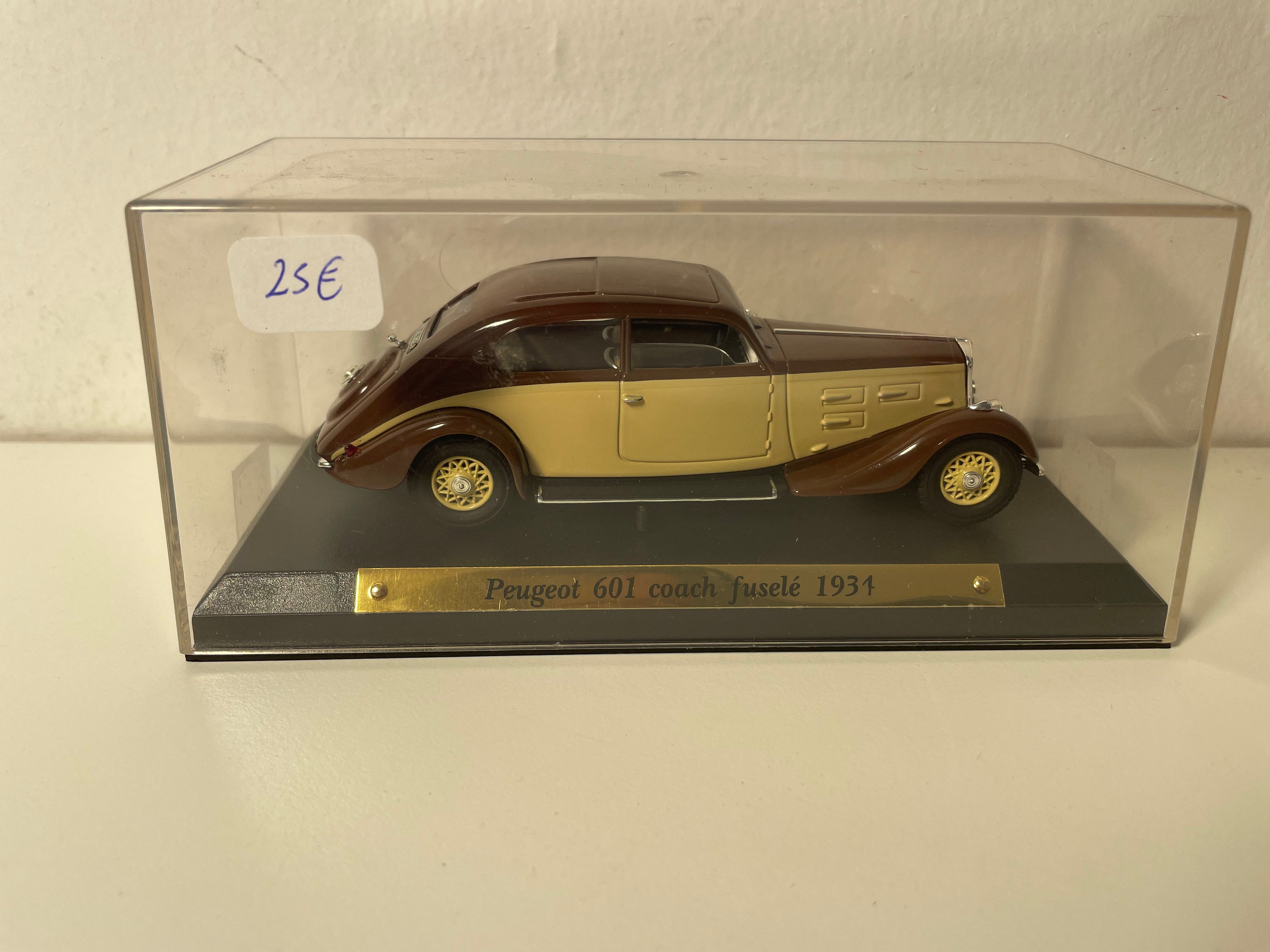 Peugeot 601 coach fuselé marron et marron de 1931 (collection Voitures d'exception)