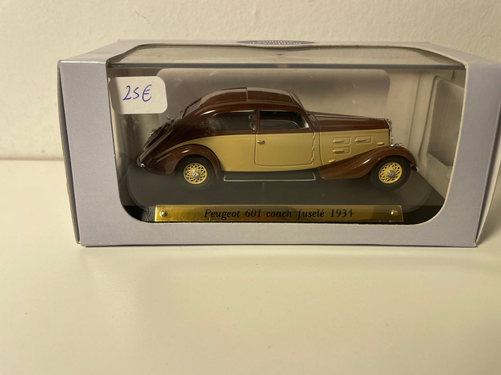 Peugeot 601 coach fuselé marron et marron de 1931 (collection Voitures d'exception)