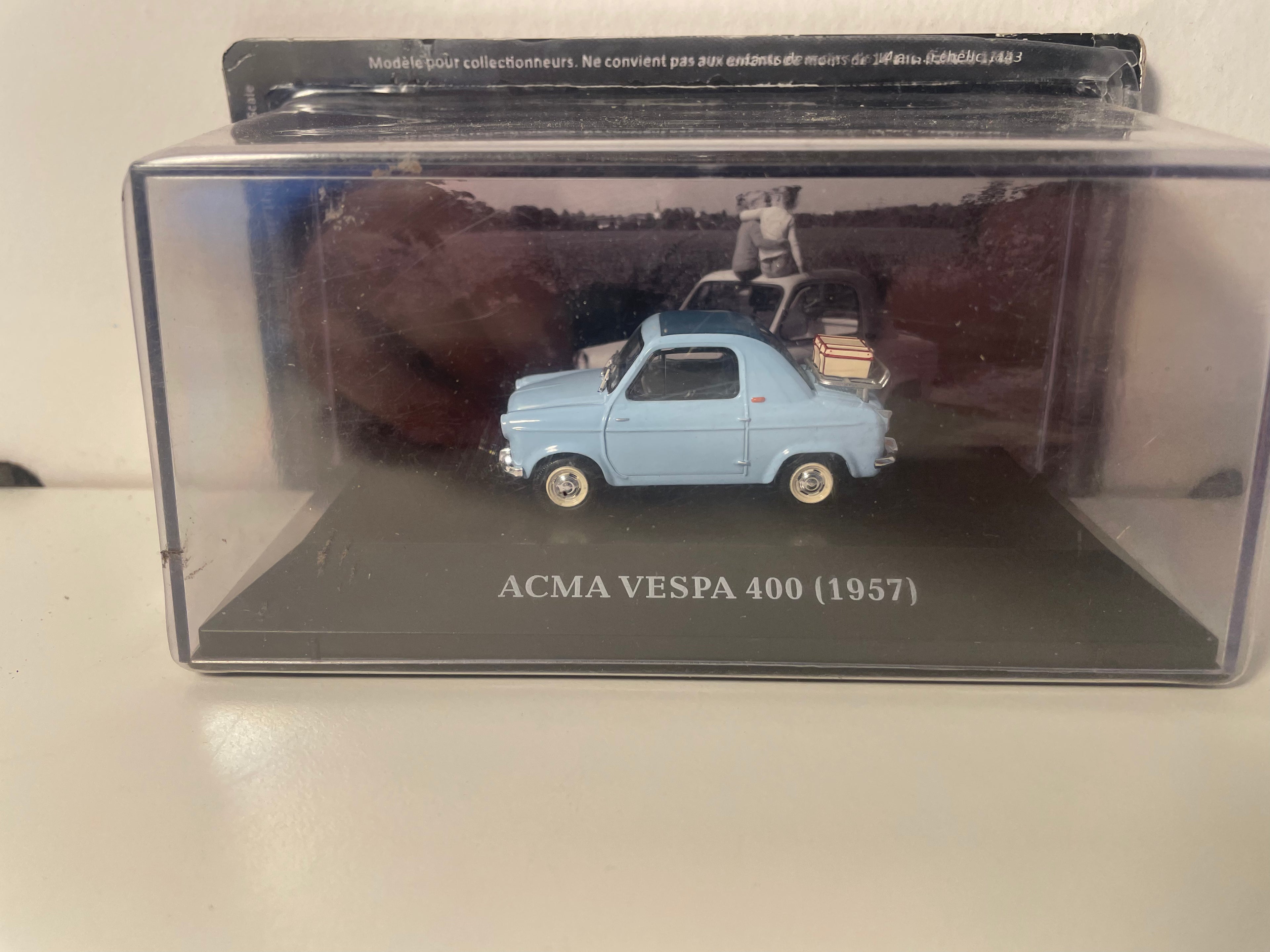 Micro voiture d'antan ACMA Vespa 400 bleue de 1957 - voiture française