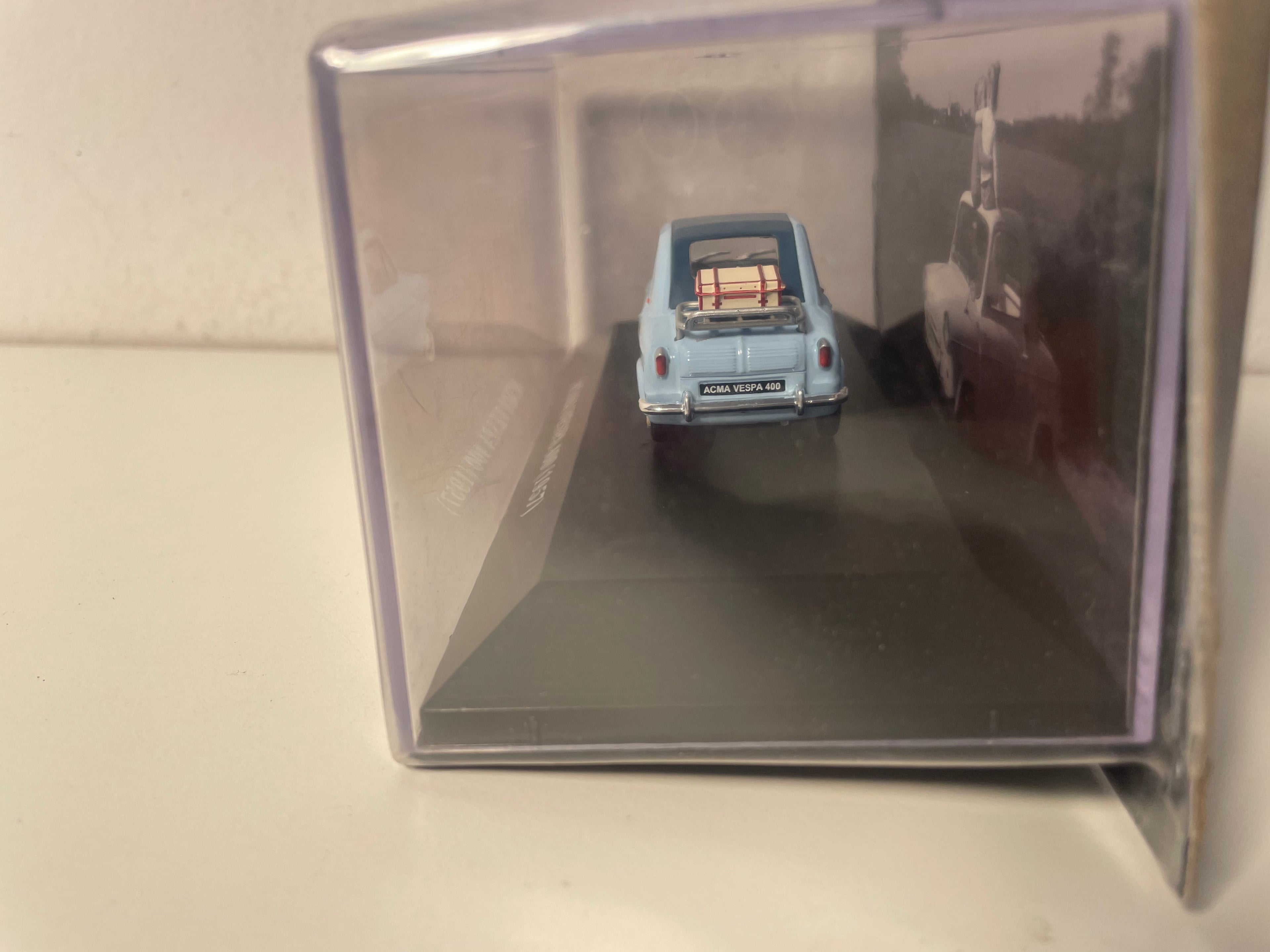 Micro voiture d'antan ACMA Vespa 400 bleue de 1957 - voiture française