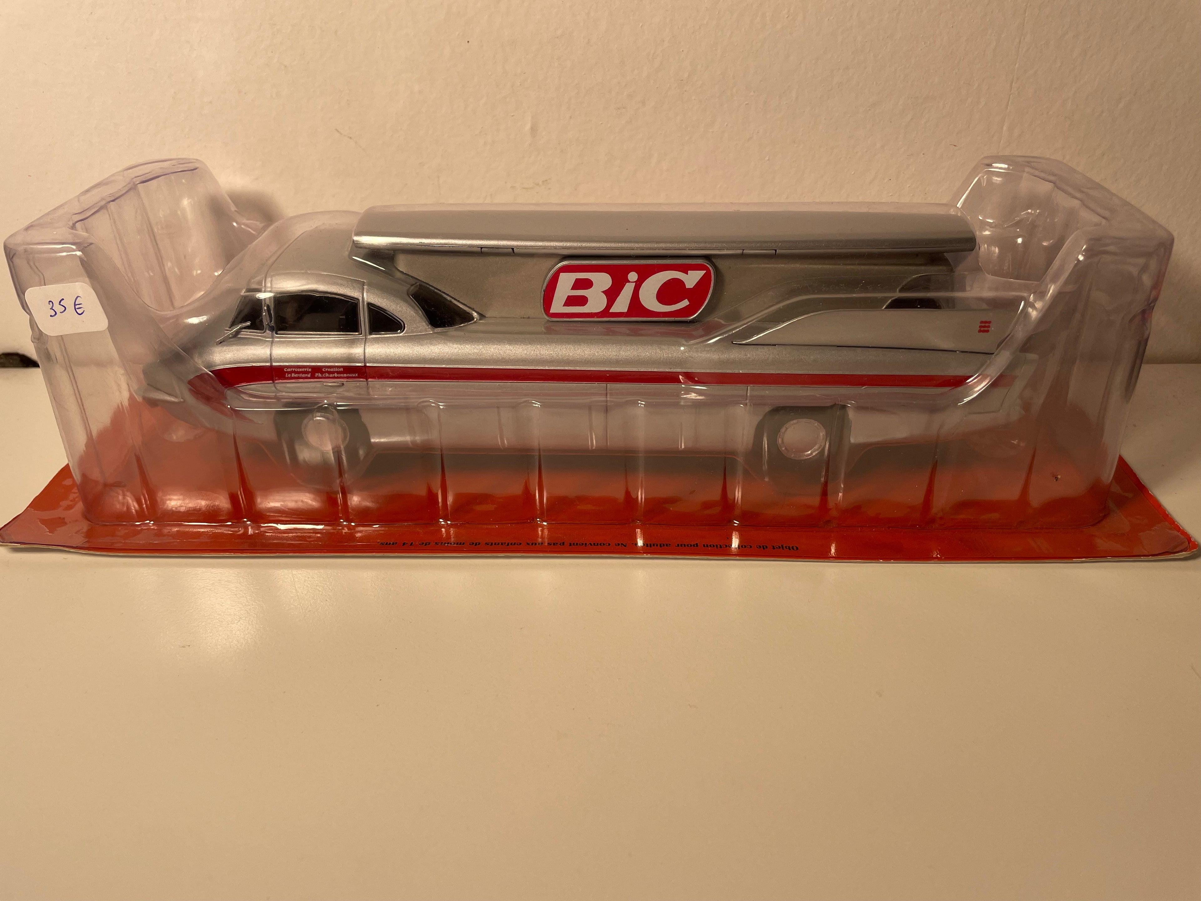 Camionete Citroën U55 cinza do Tour de France com a publicidade BIC (camionete a caneta foguete)