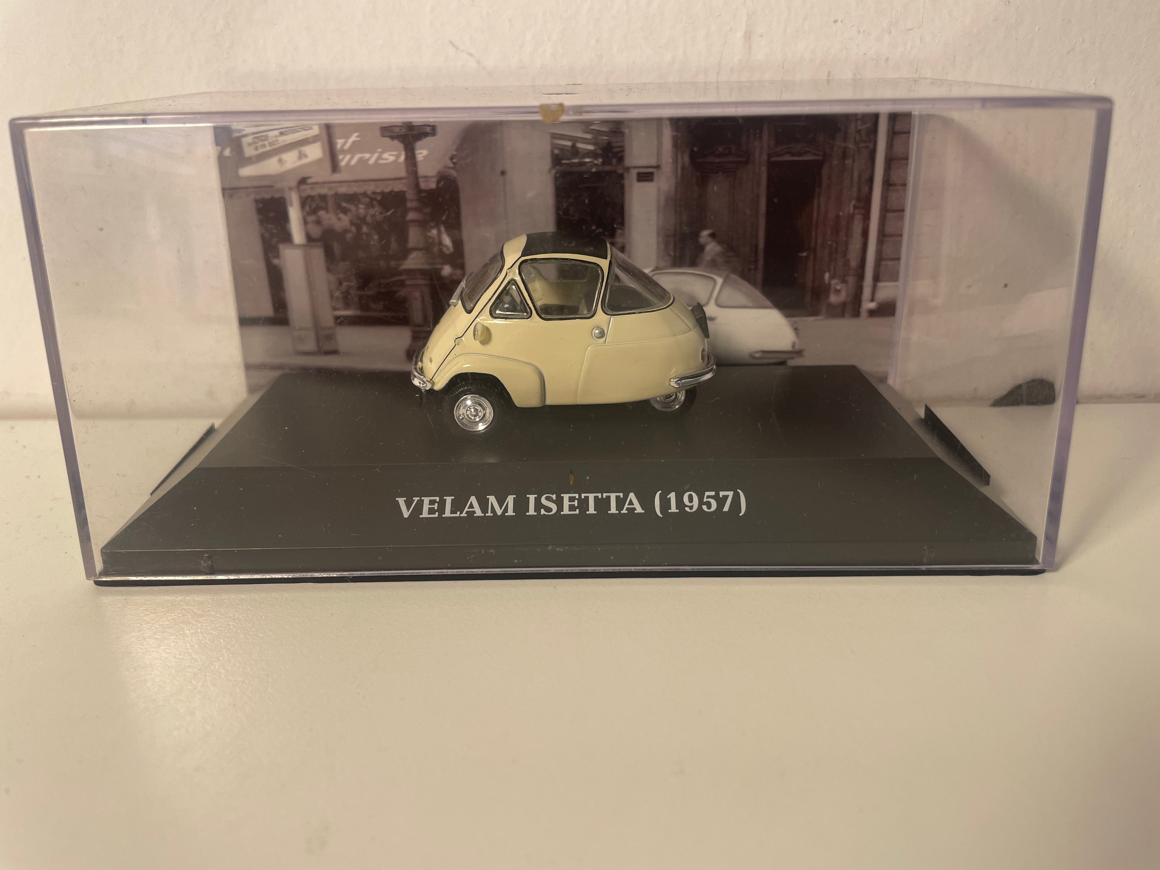 Micro voiture d'antan Velam Isetta beige de 1957 - voiture française