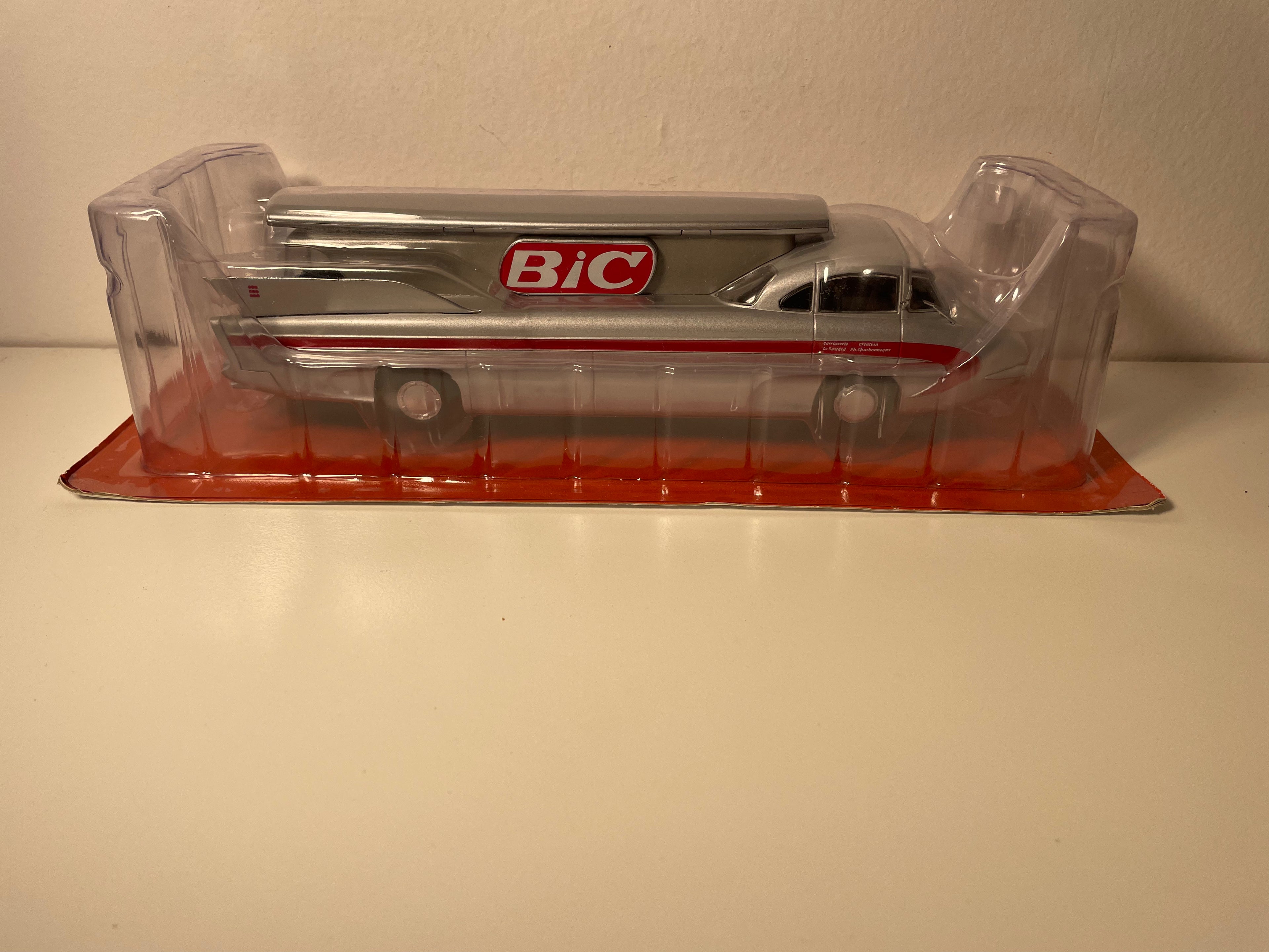 Camionete Citroën U55 cinza do Tour de France com a publicidade BIC (camionete a caneta foguete)