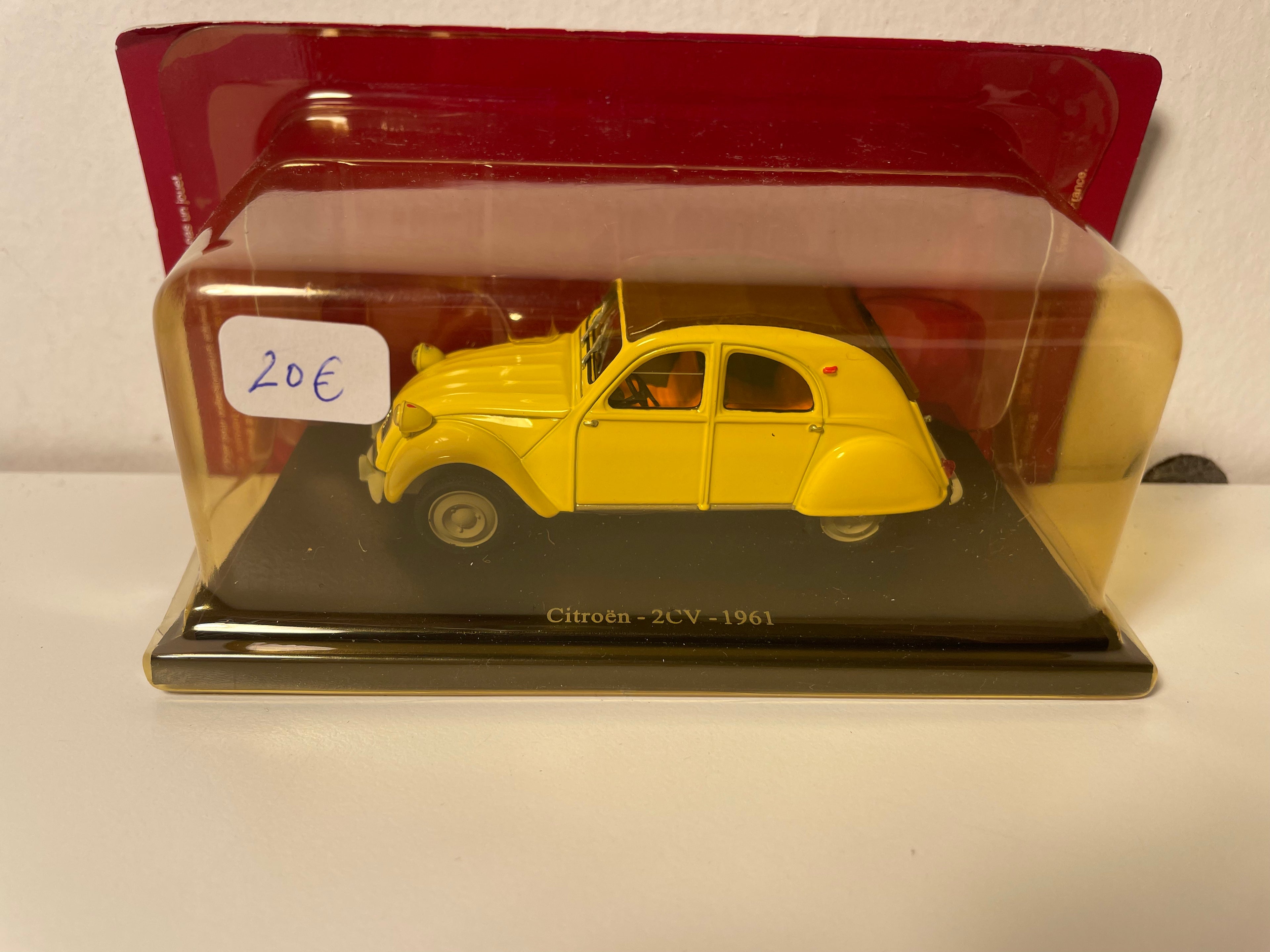 Giele Citroën 2 CV mat bronger Kap vun 1961