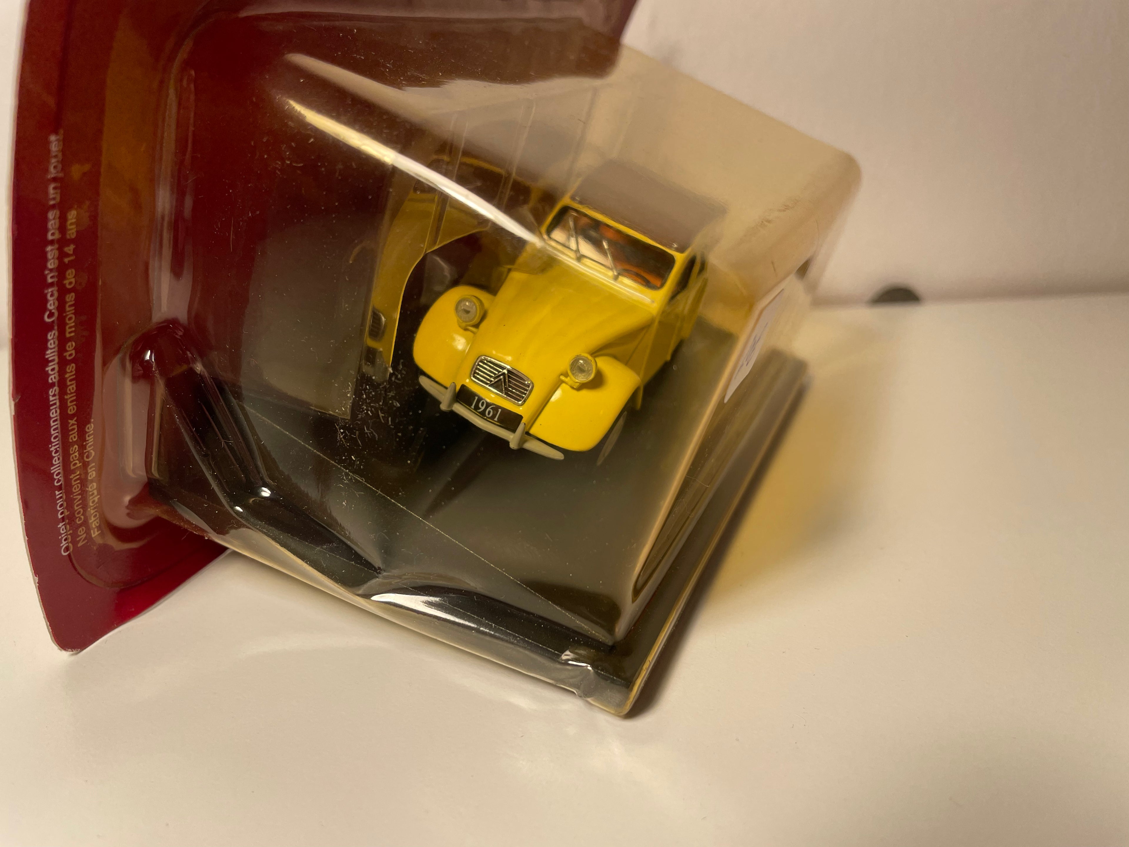 Giele Citroën 2 CV mat bronger Kap vun 1961