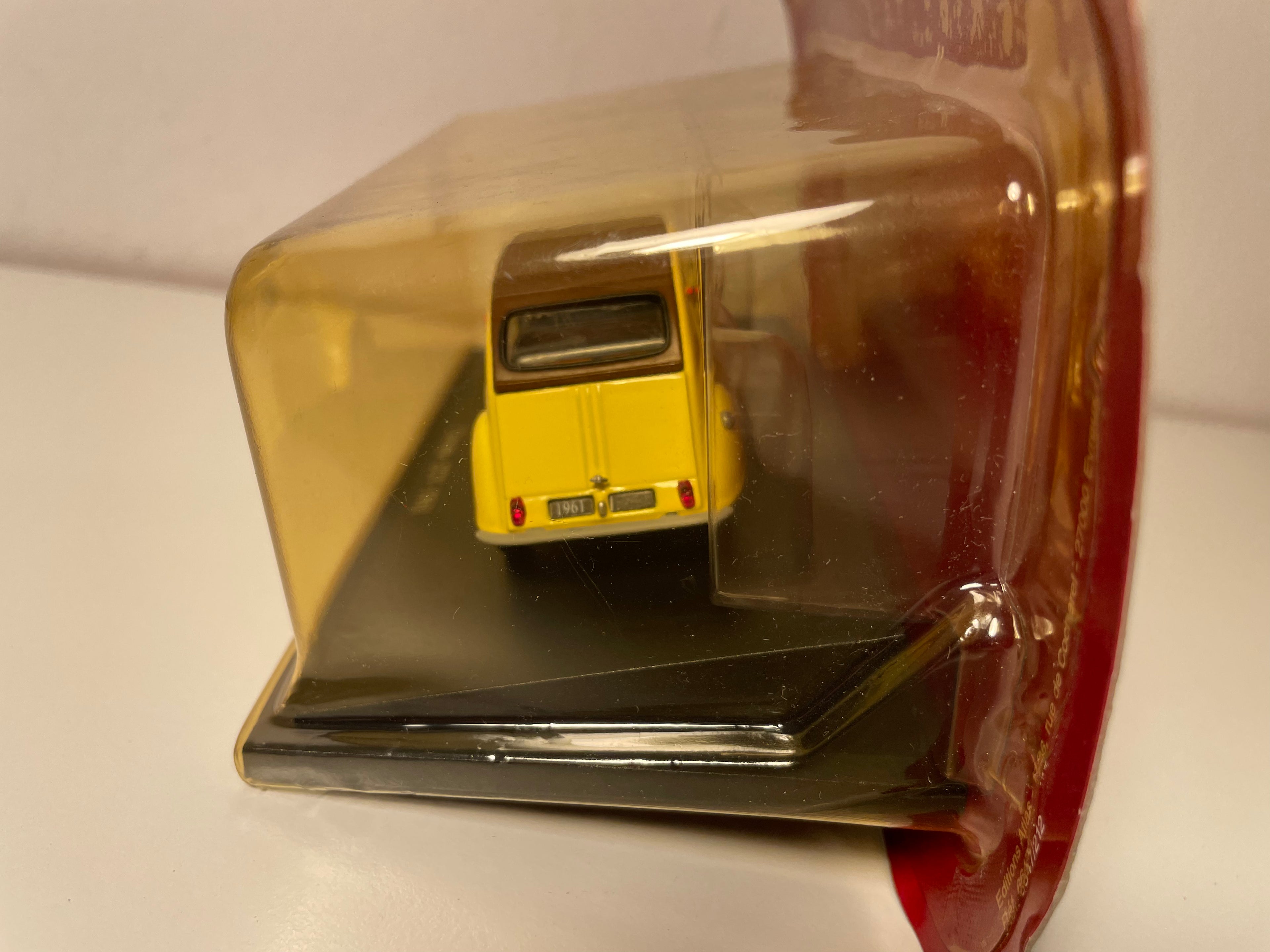 Giele Citroën 2 CV mat bronger Kap vun 1961
