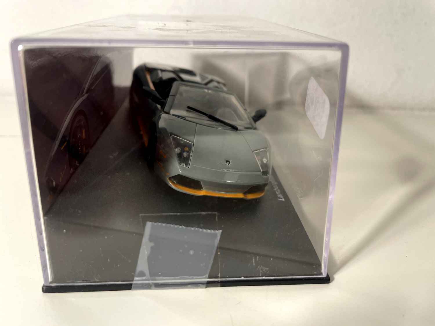 Lamborghini Murciélago LP 650-4 Roadster gris con franjas naranjas de 2009
