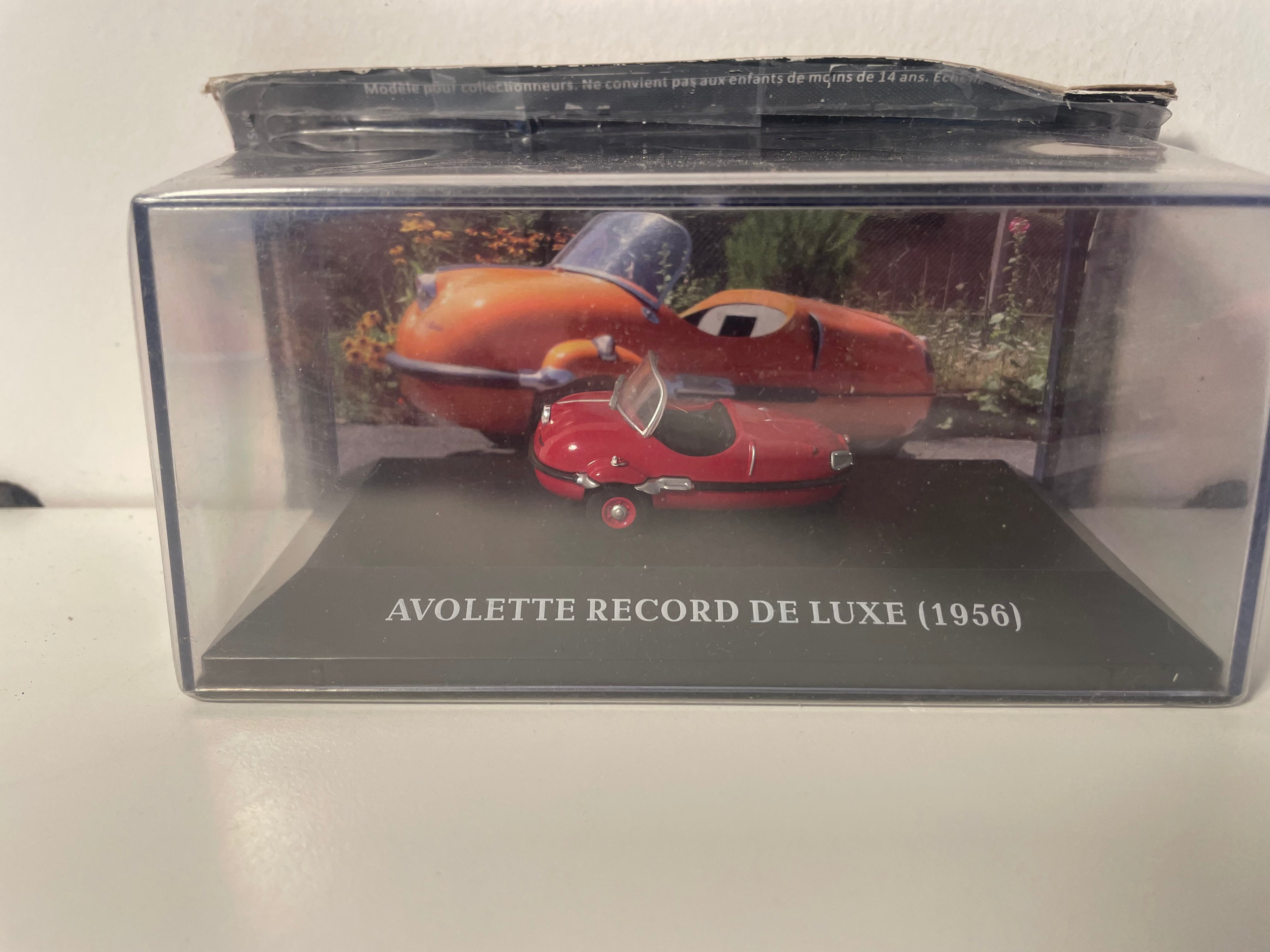 Micro voiture d'antan Avolette record de luxe rouge de 1956 - voiture française