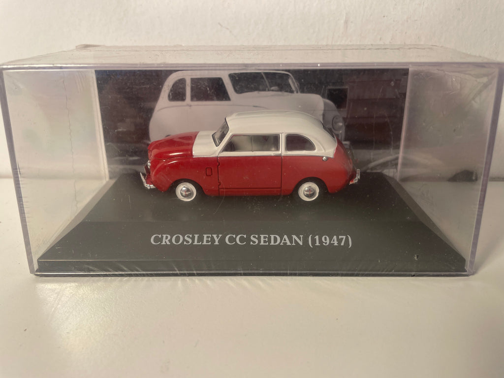 Micro voiture d'antan Crosley CC Sedan rouge et blanche de 1947 - voiture américaine