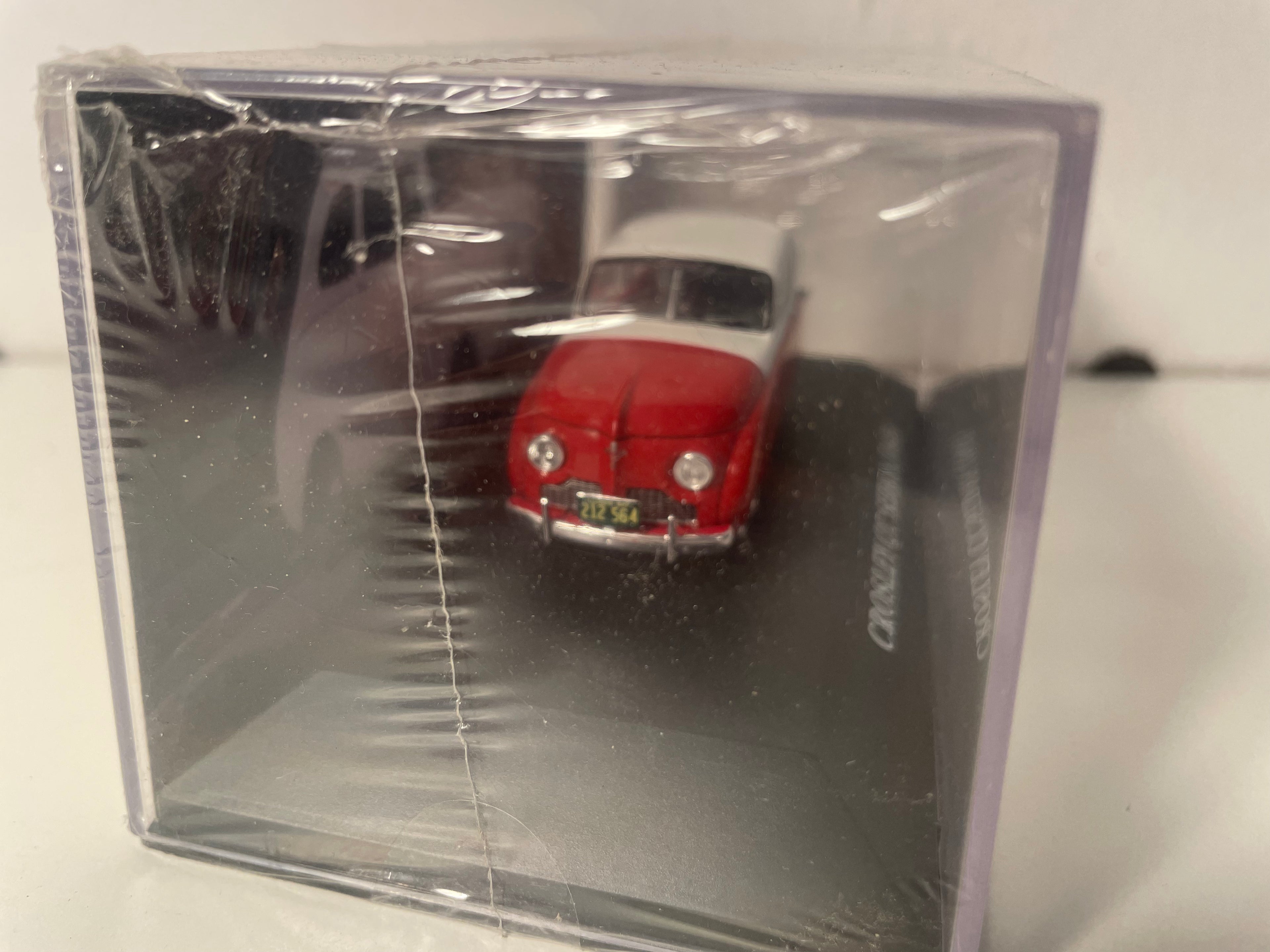 Micro voiture d'antan Crosley CC Sedan rouge et blanche de 1947 - voiture américaine
