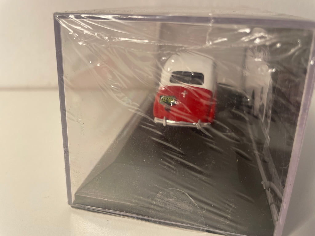 Micro voiture d'antan Crosley CC Sedan rouge et blanche de 1947 - voiture américaine
