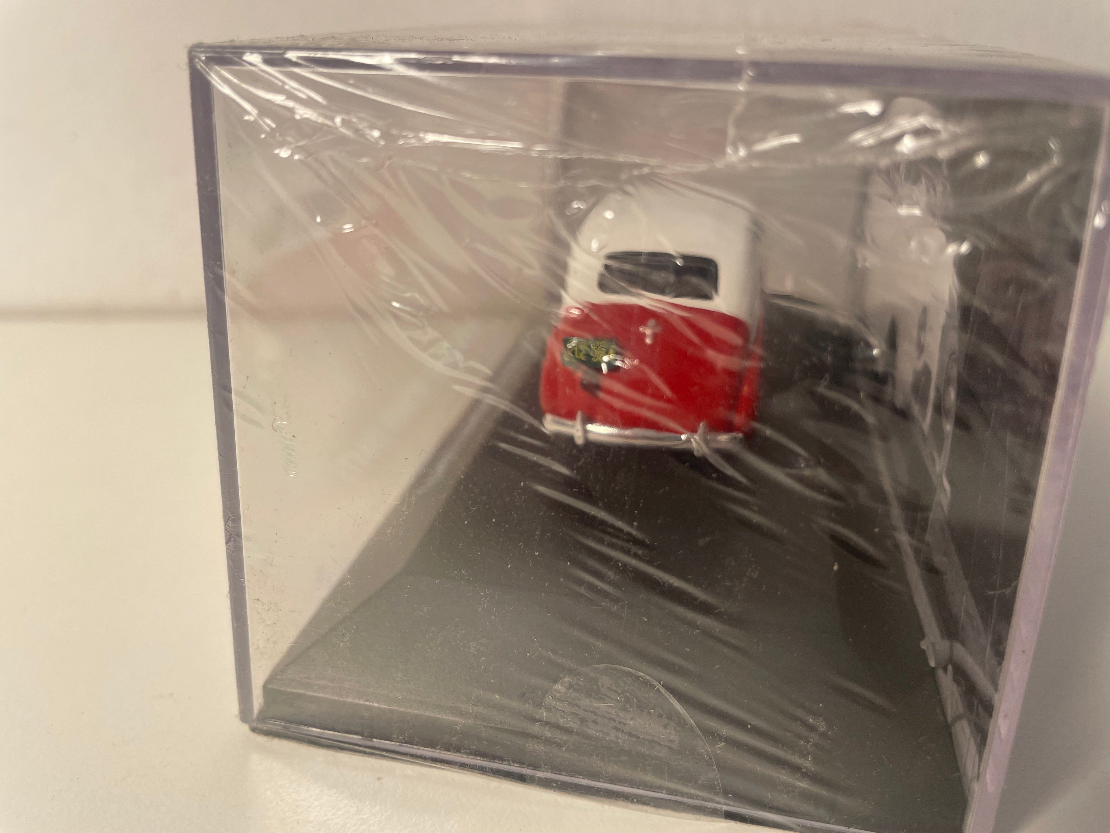 Micro voiture d'antan Crosley CC Sedan rouge et blanche de 1947 - voiture américaine