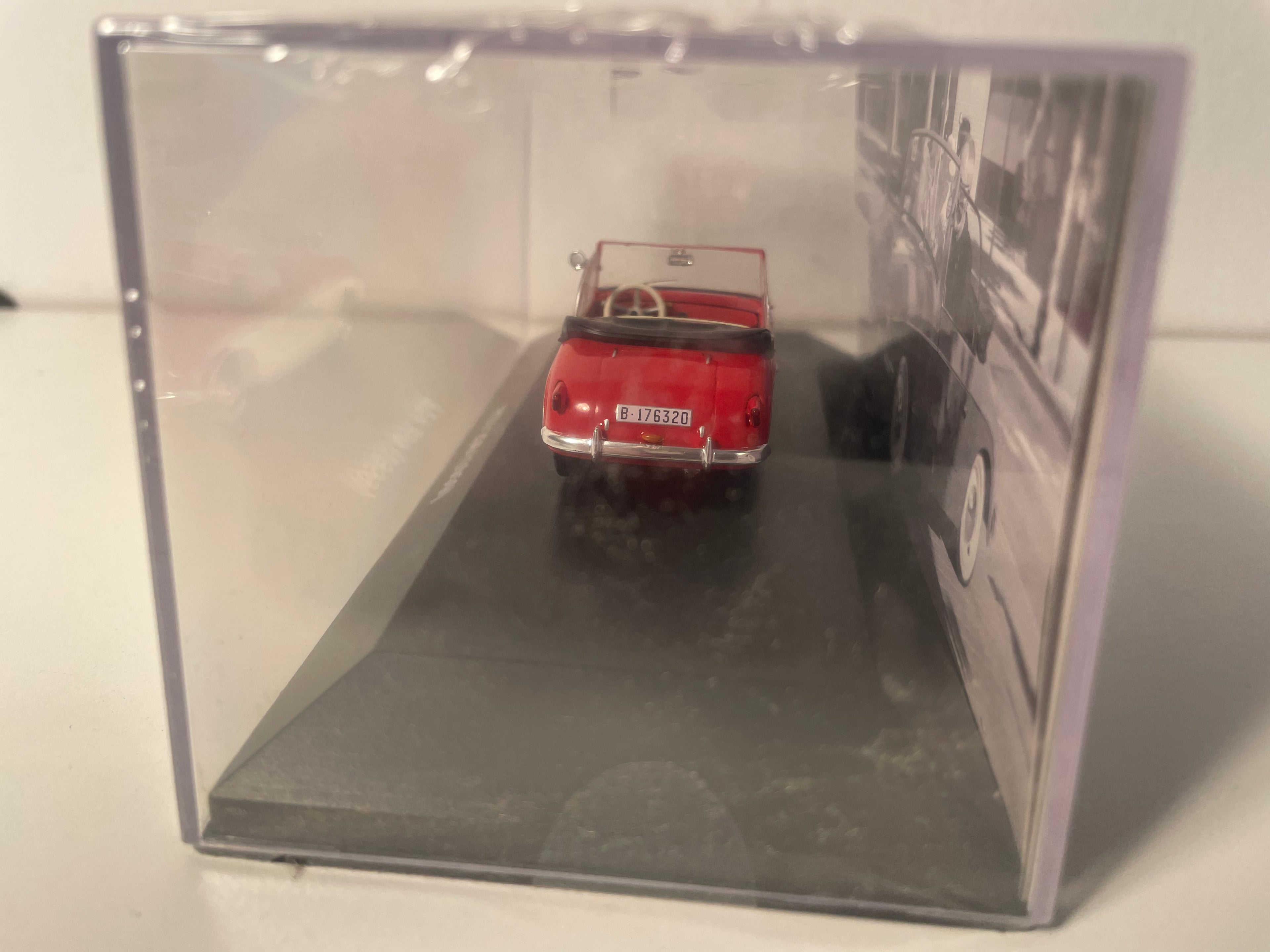 Micro voiture d'antan PTV 250 rouge et beige pâle de 1959 - voiture espagnole