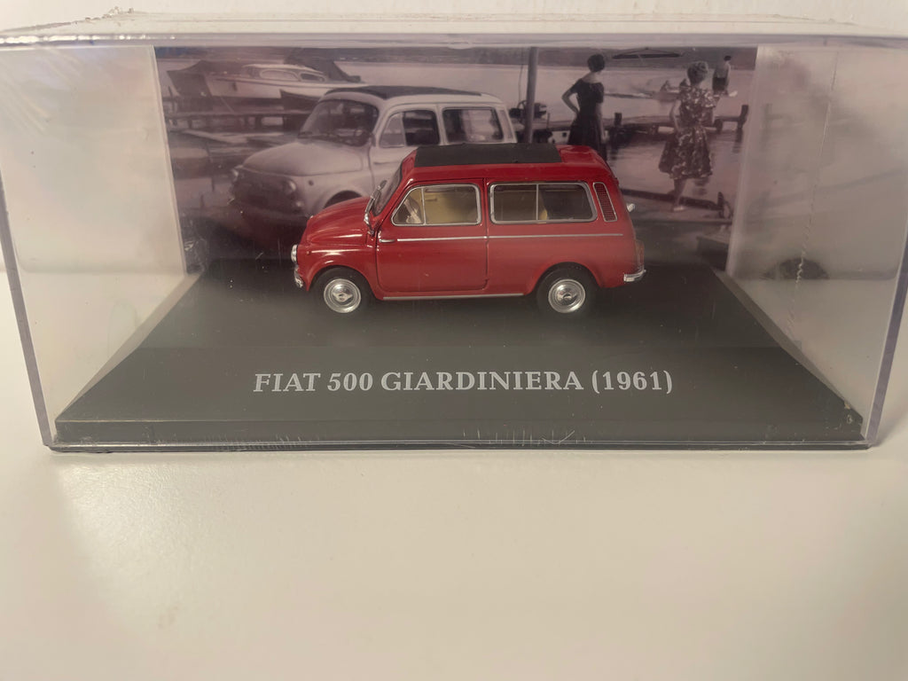 Micro voiture d'antan Fiat 500 Giardiniera rouge de 1961 - voiture italienne
