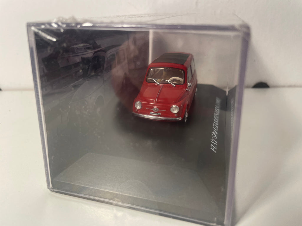 Micro voiture d'antan Fiat 500 Giardiniera rouge de 1961 - voiture italienne