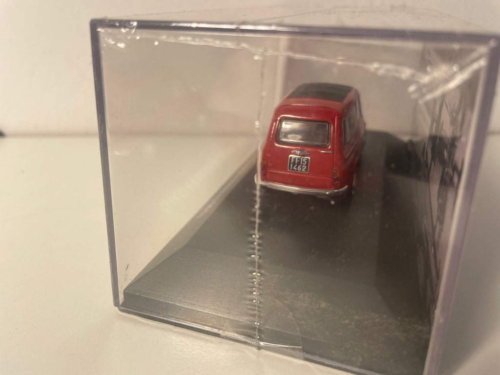 Micro voiture d'antan Fiat 500 Giardiniera rouge de 1961 - voiture italienne