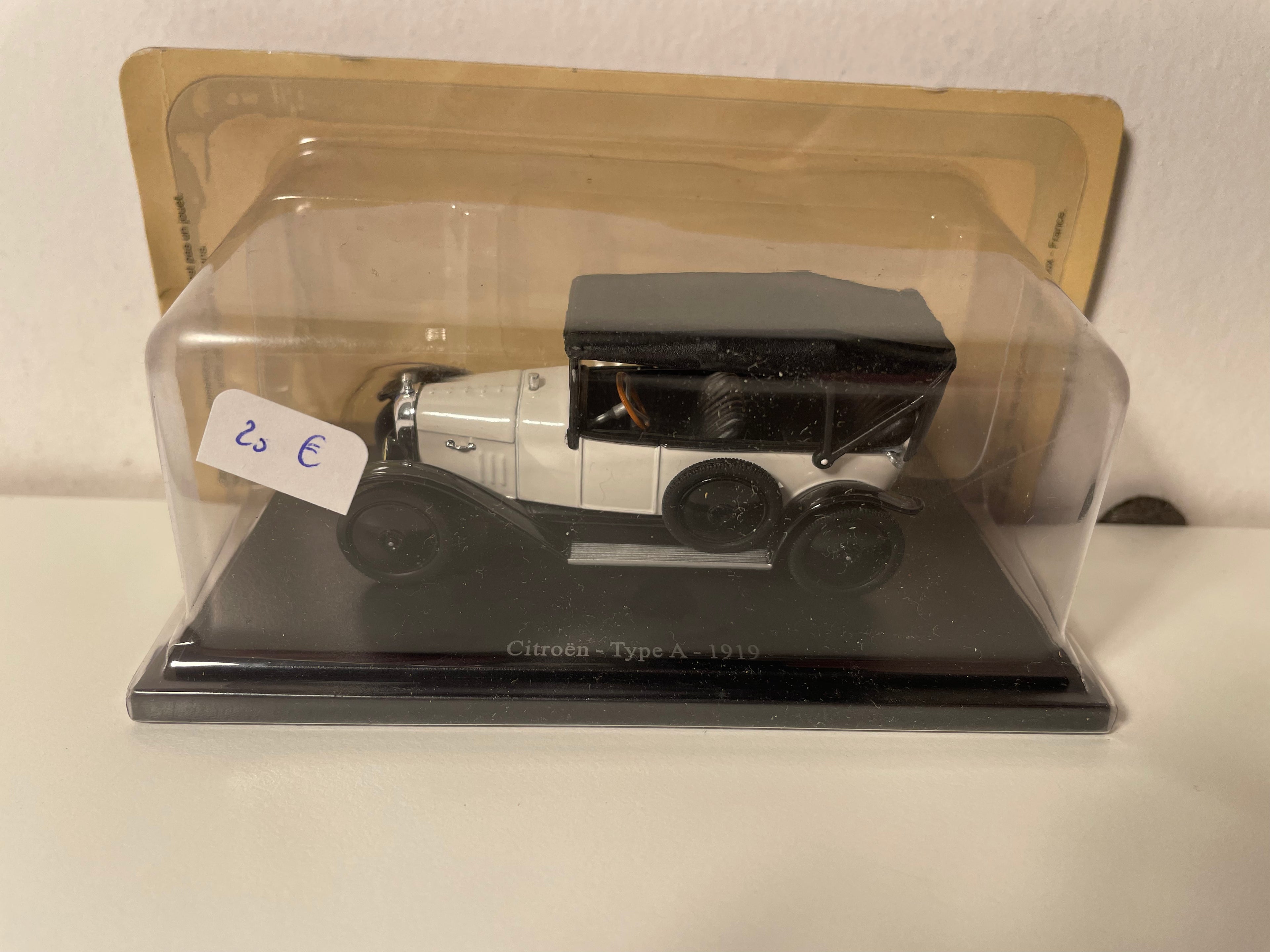 Witte Citroën Type A met zwart dak uit 1919 (in blisterverpakking)