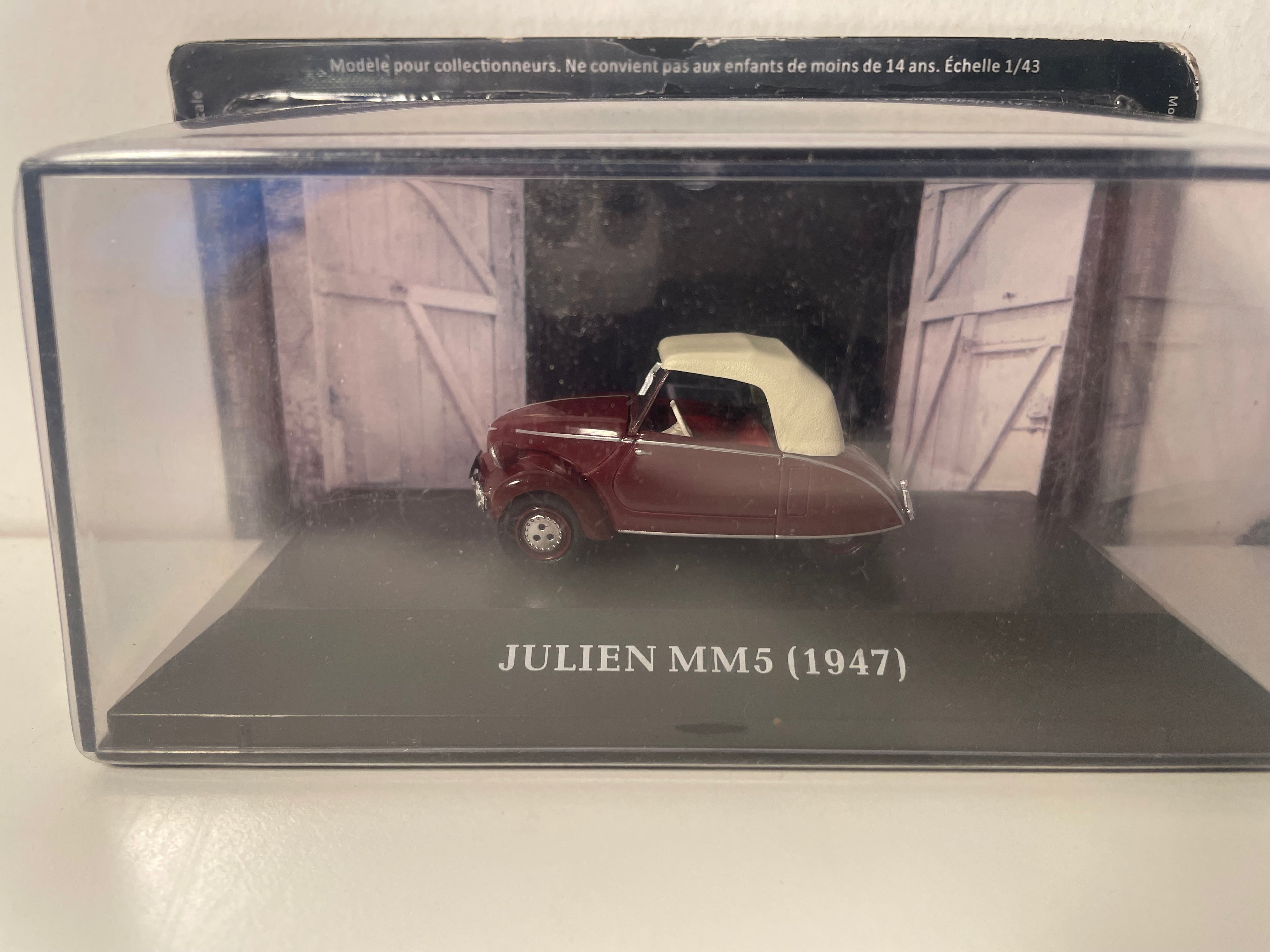 Micro voiture d'antan JULIEN MM5 bordeaux de 1947 - voiture française