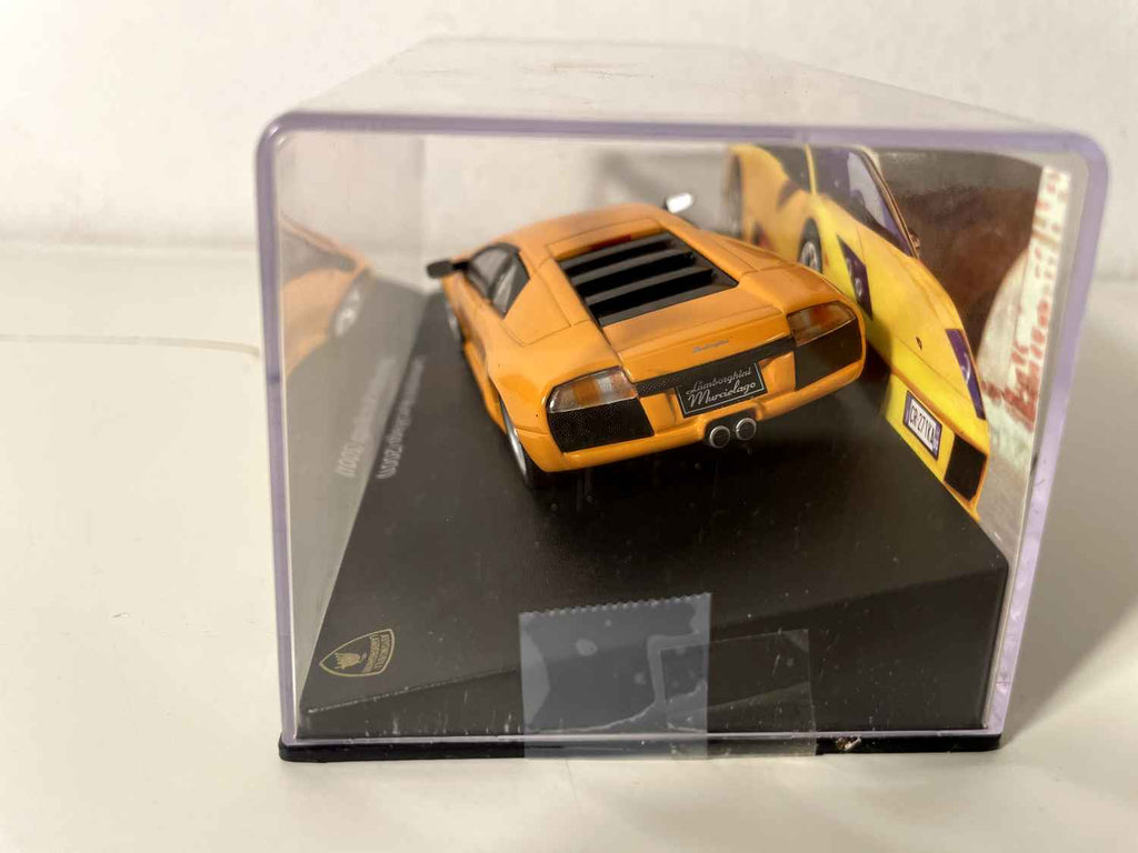 Orange Lamborghini Murciélago vu 2001